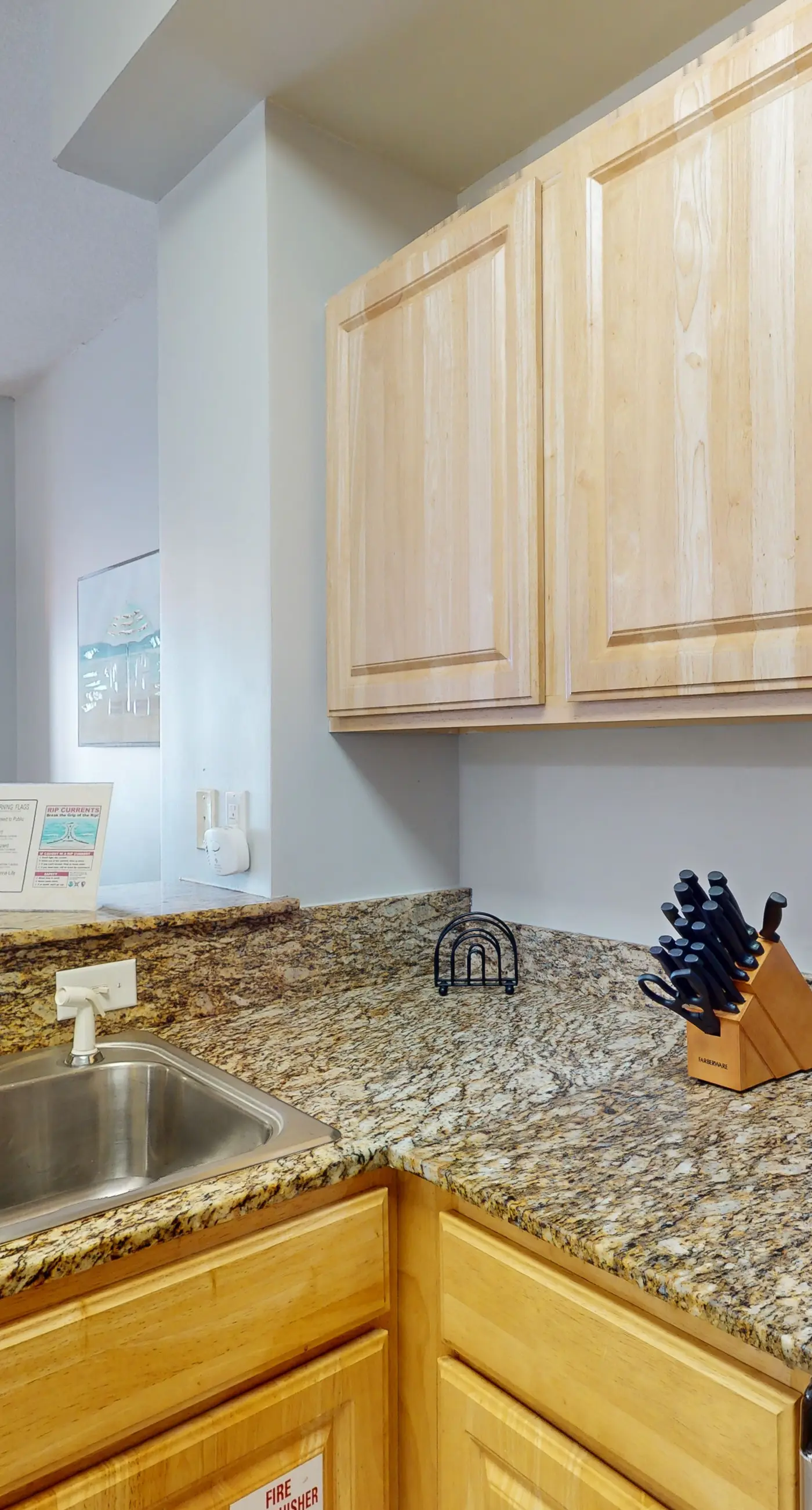 Gorgeous beachfront condo, shared pool and beach access
