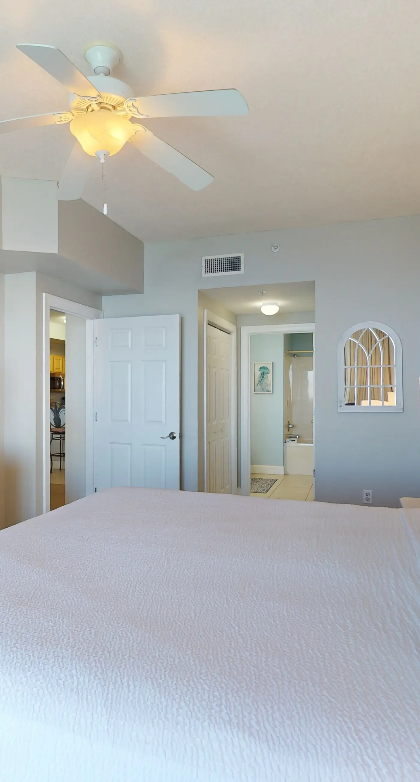 Gorgeous beachfront condo, shared pool and beach access