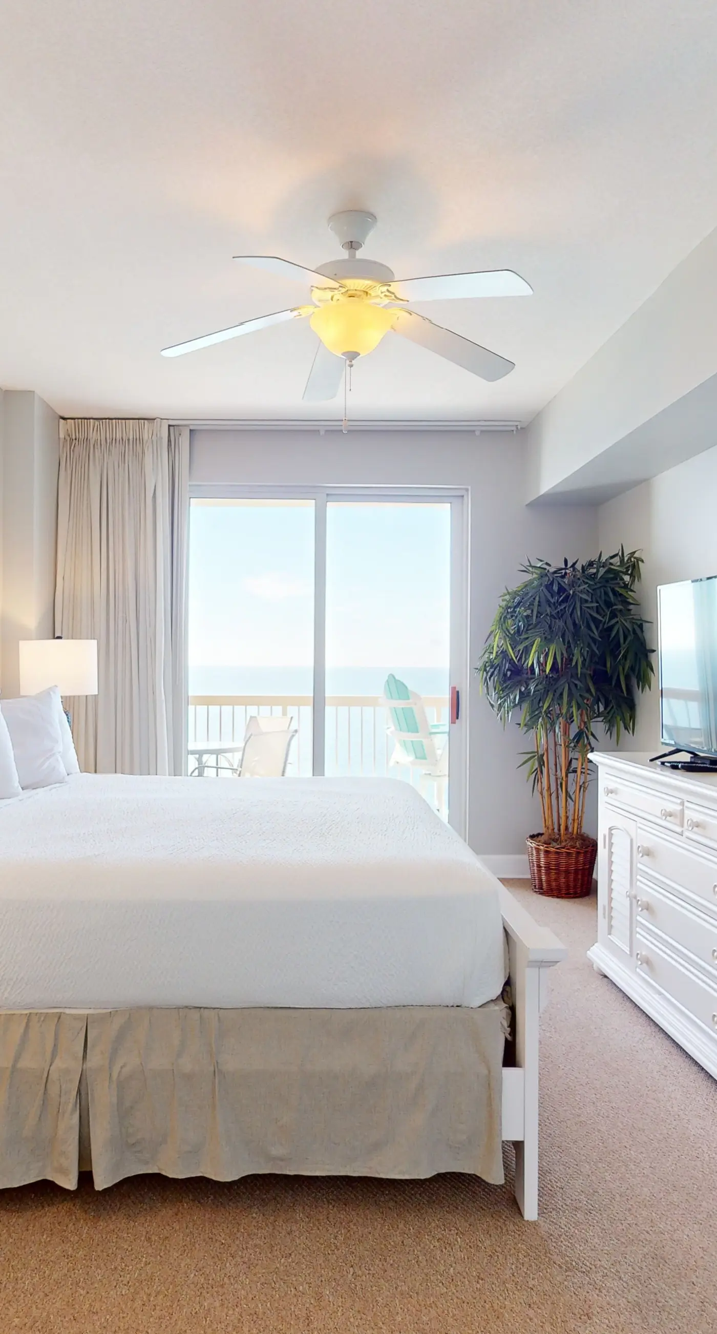 Gorgeous beachfront condo, shared pool and beach access