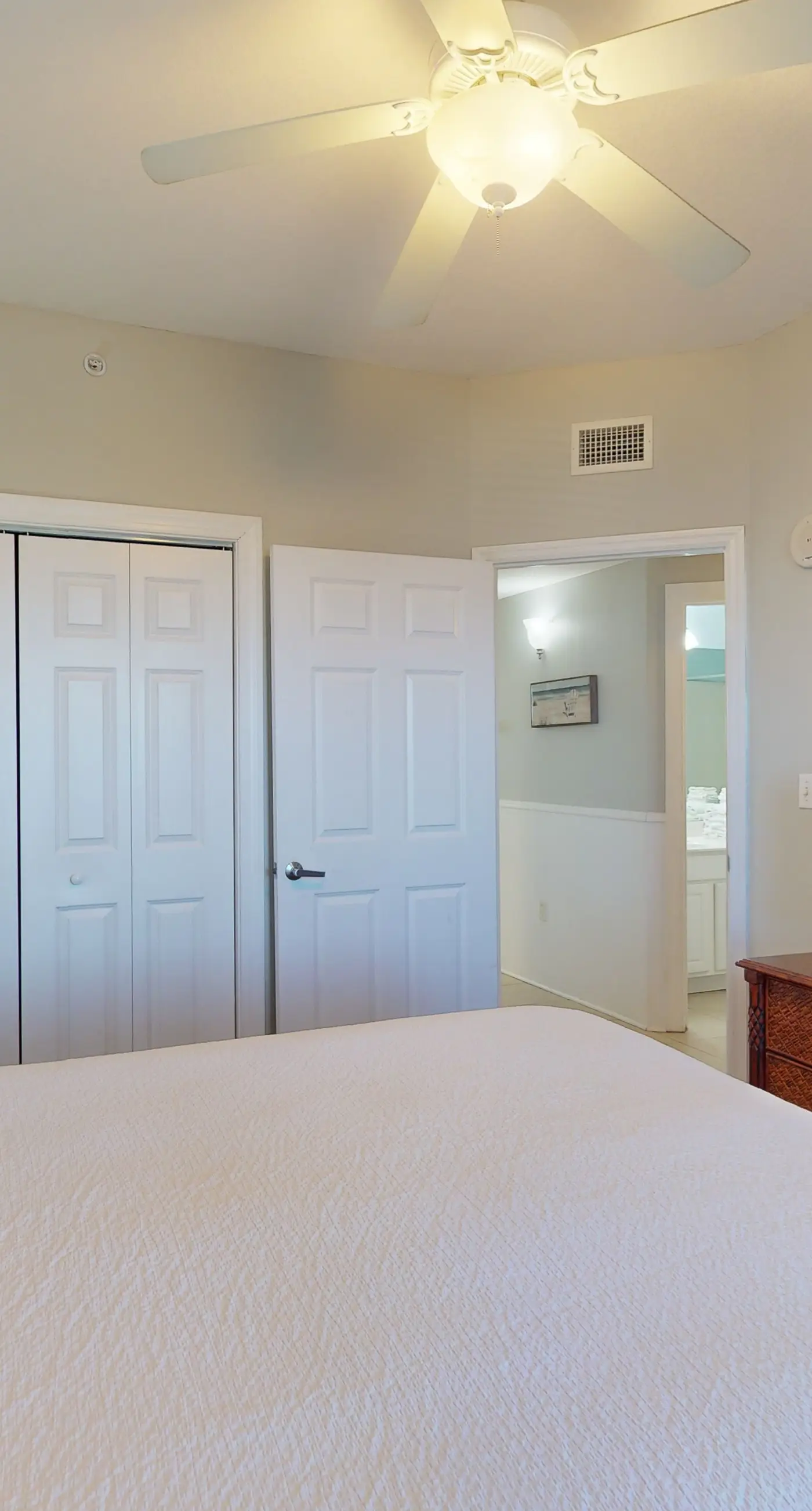 Gorgeous beachfront condo, shared pool and beach access