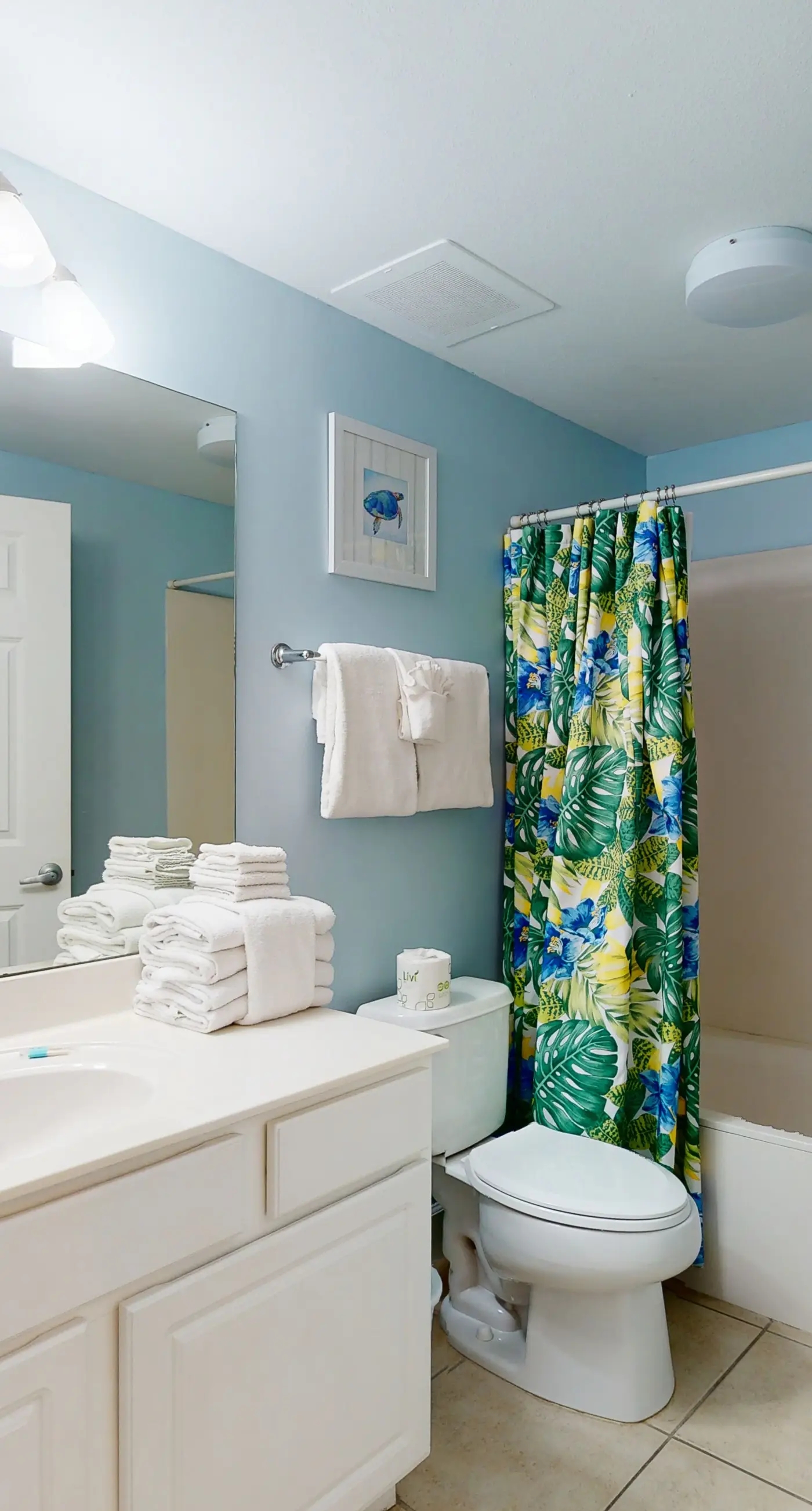 Gorgeous beachfront condo, shared pool and beach access