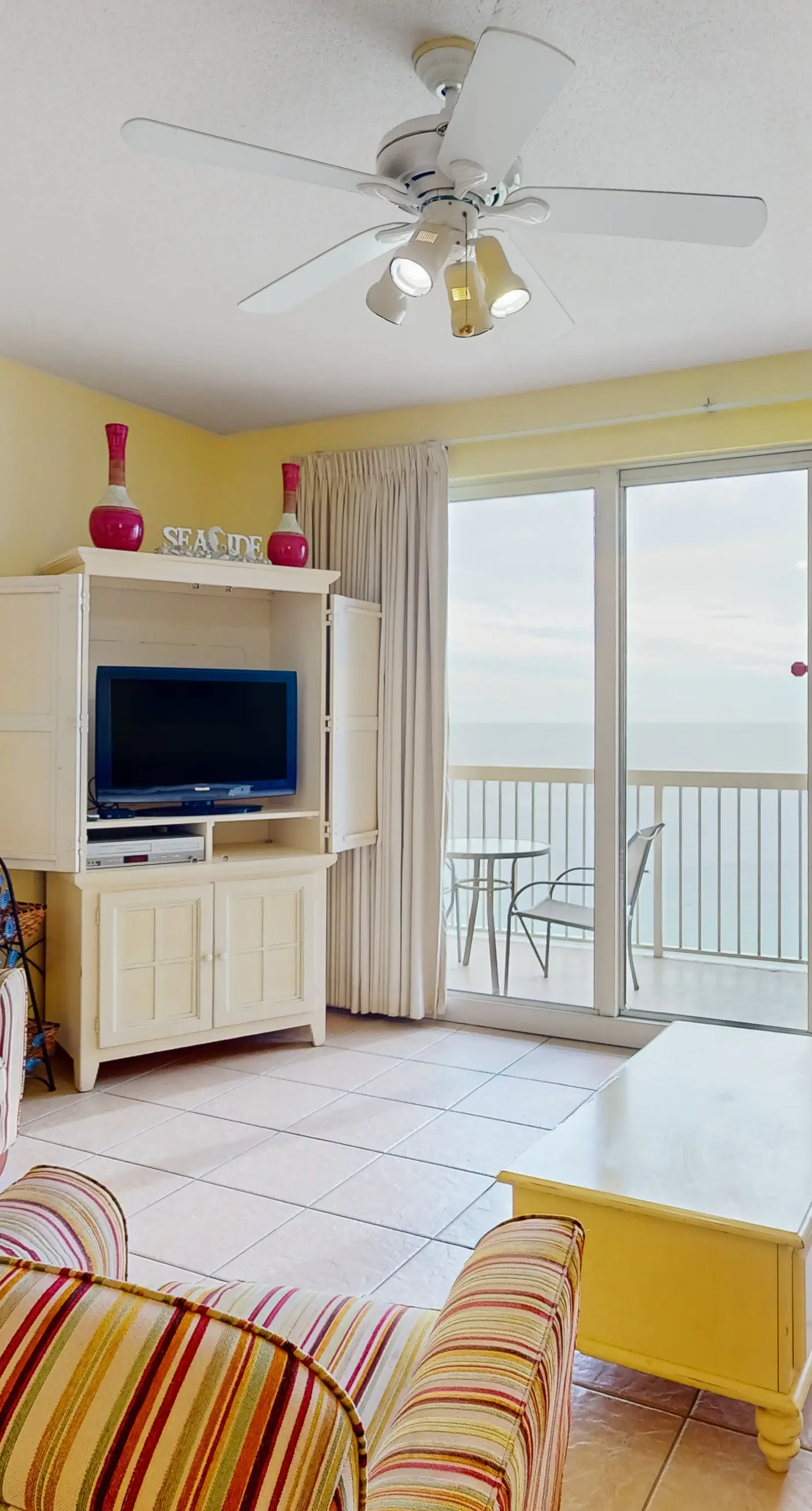 Beachfront 20th-floor condo with heated pools, hot tubs, balcony & Gulf views