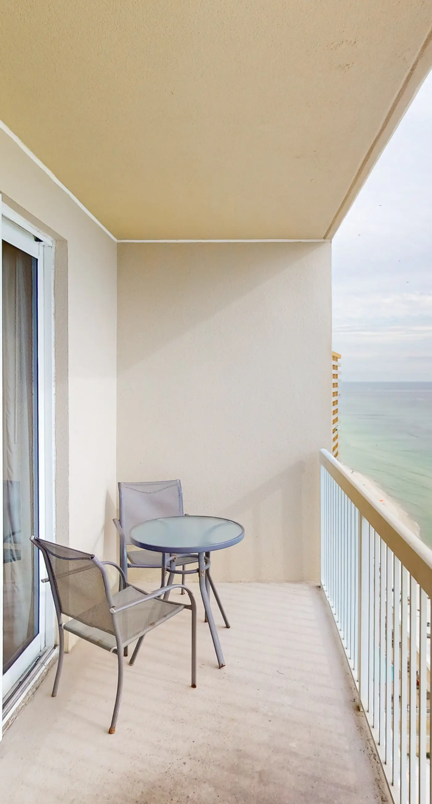 Beachfront 20th-floor condo with heated pools, hot tubs, balcony & Gulf views