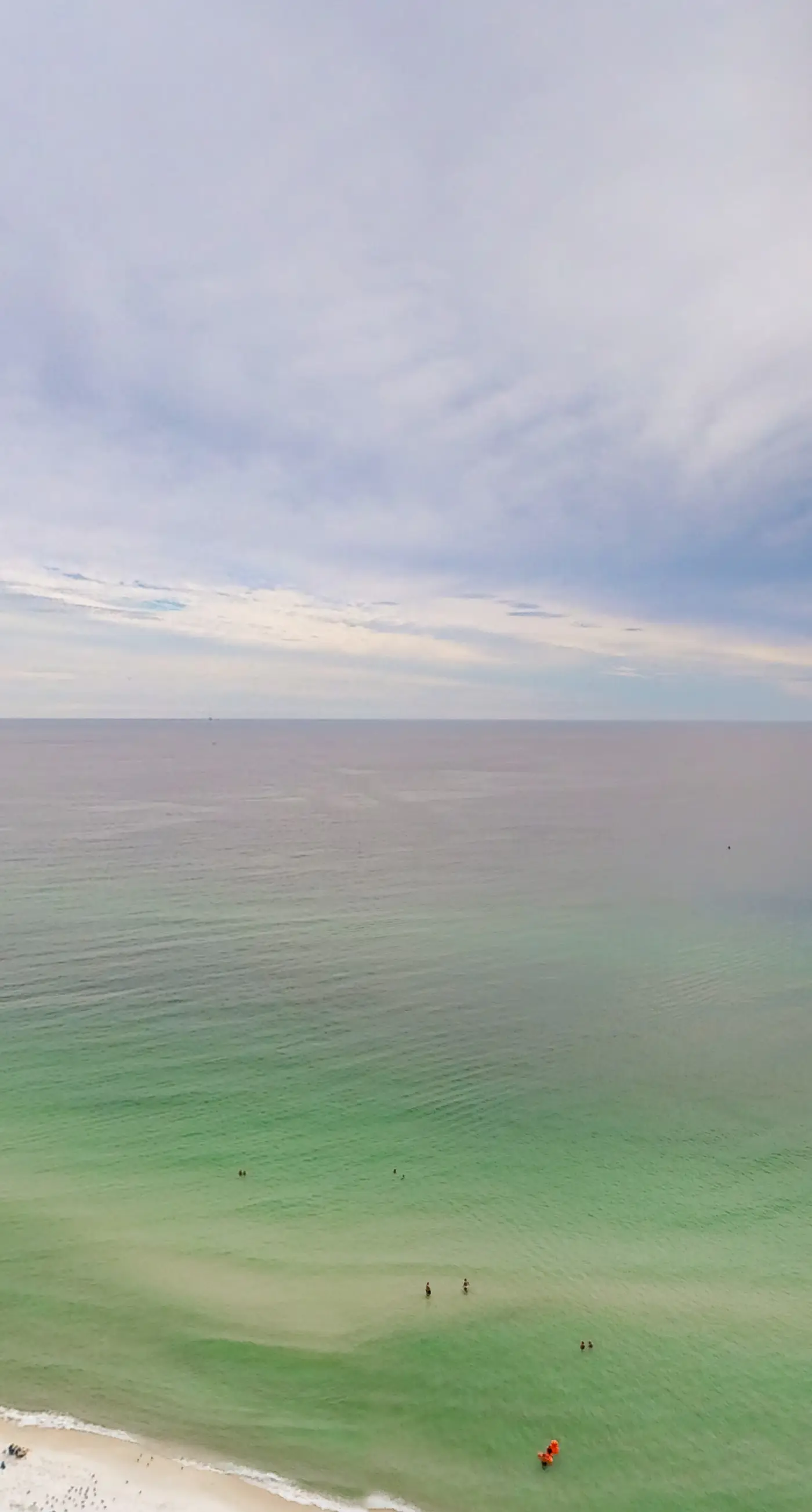 Beachfront 20th-floor condo with heated pools, hot tubs, balcony & Gulf views