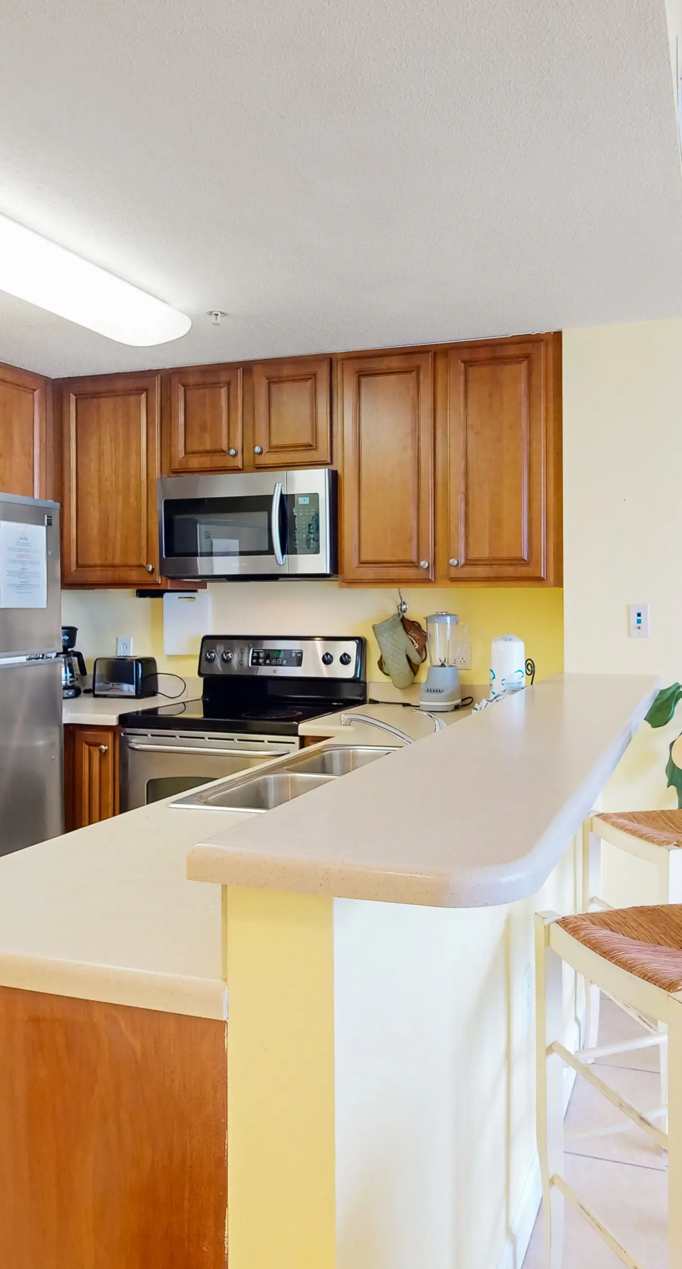 Beachfront 20th-floor condo with heated pools, hot tubs, balcony & Gulf views