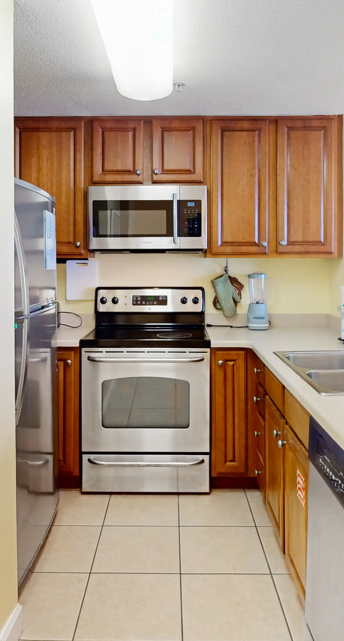 Beachfront 20th-floor condo with heated pools, hot tubs, balcony & Gulf views