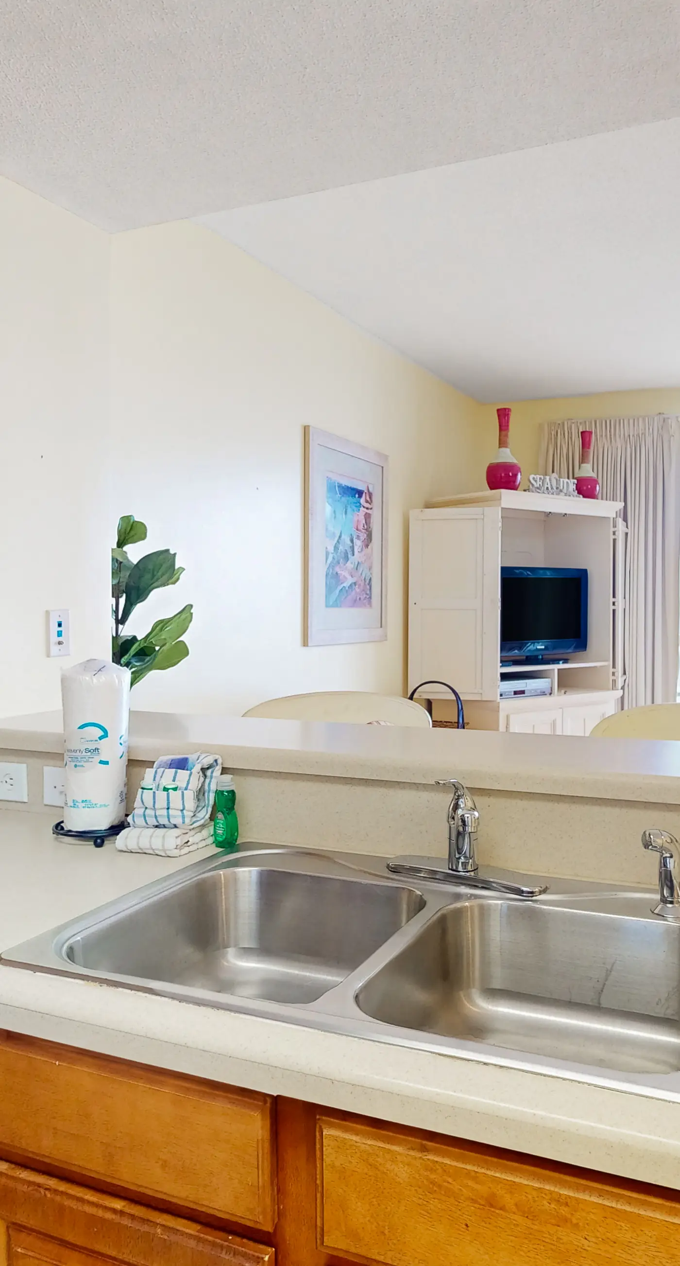 Beachfront 20th-floor condo with heated pools, hot tubs, balcony & Gulf views