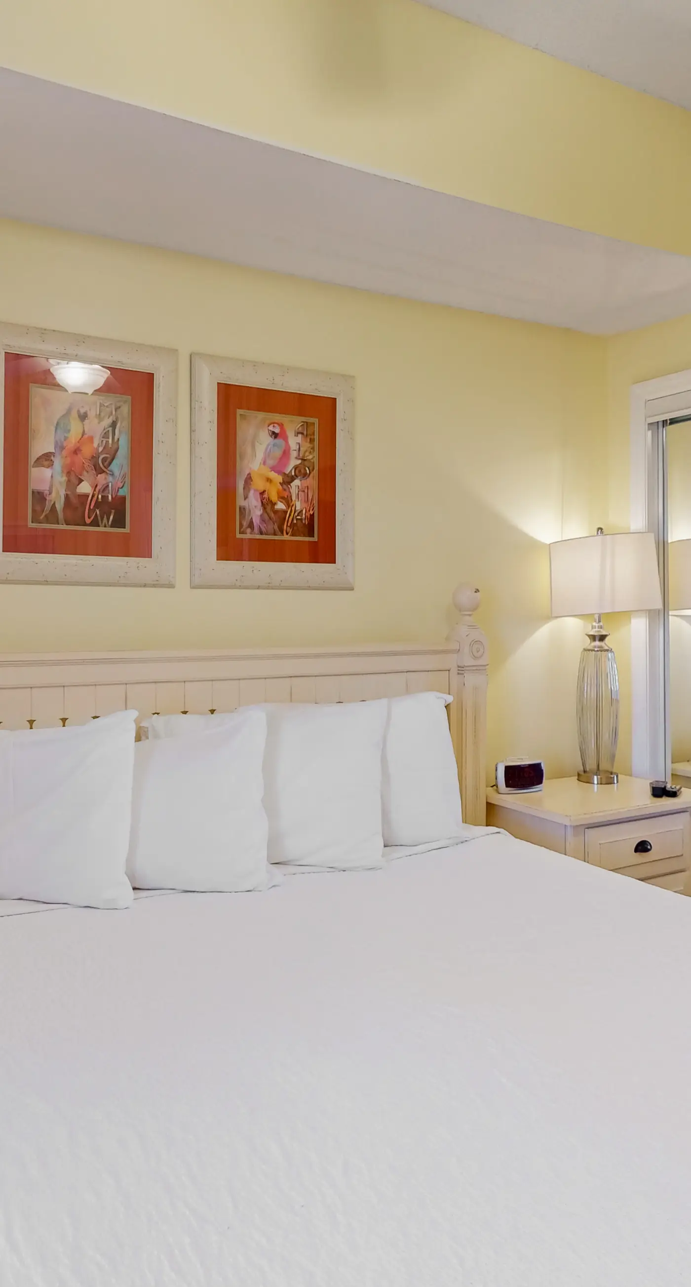 Beachfront 20th-floor condo with heated pools, hot tubs, balcony & Gulf views