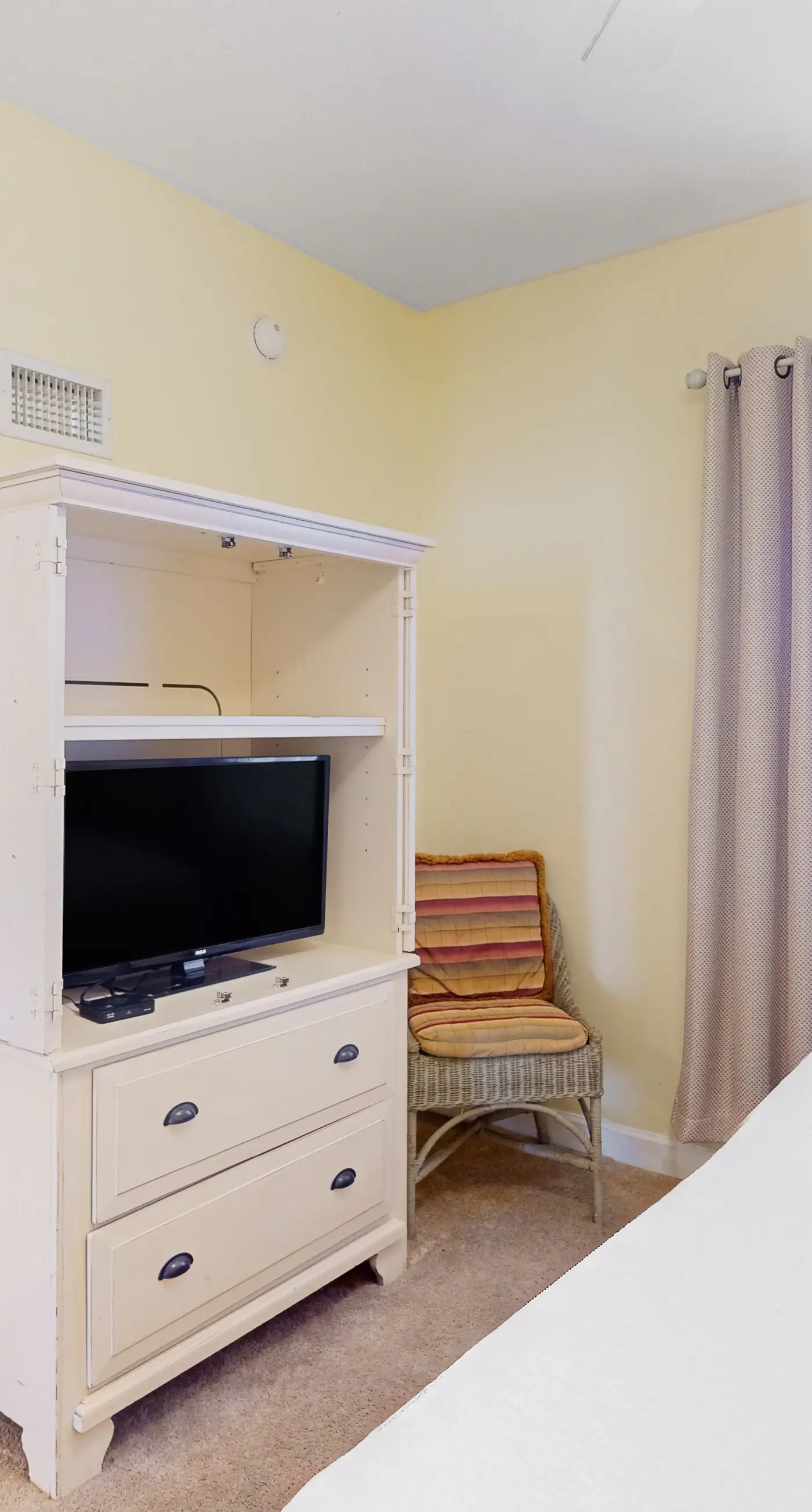 Beachfront 20th-floor condo with heated pools, hot tubs, balcony & Gulf views