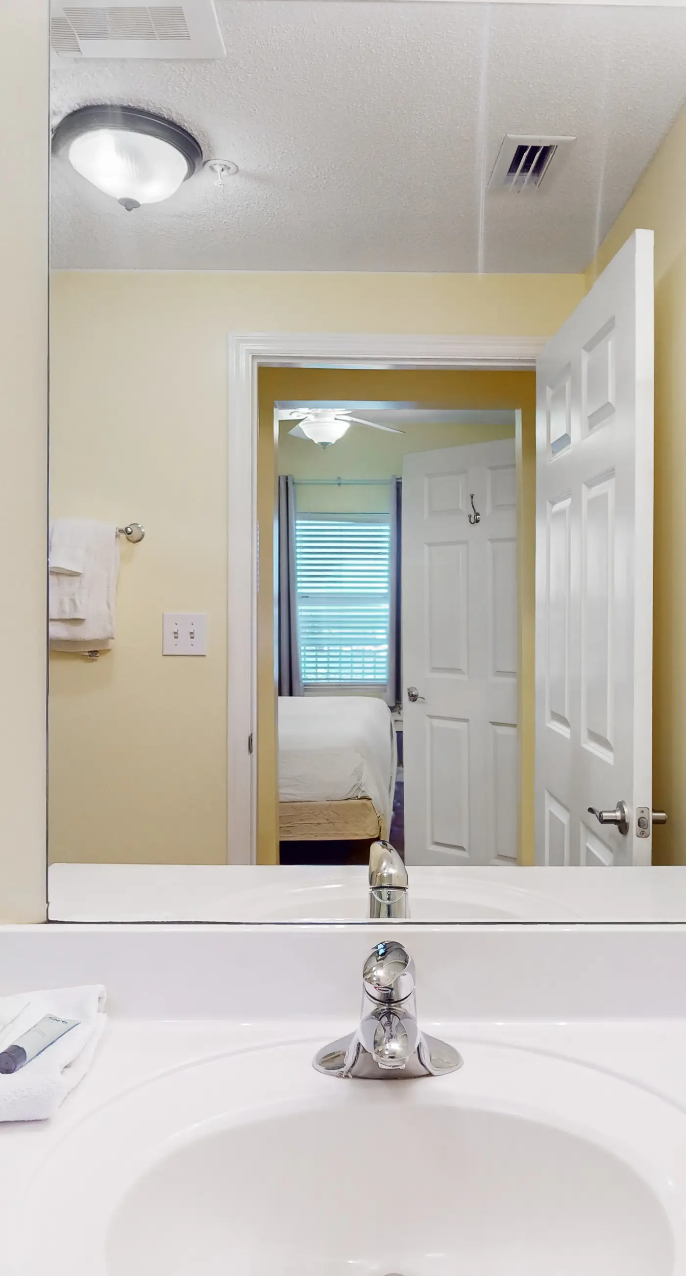 Beachfront 20th-floor condo with heated pools, hot tubs, balcony & Gulf views