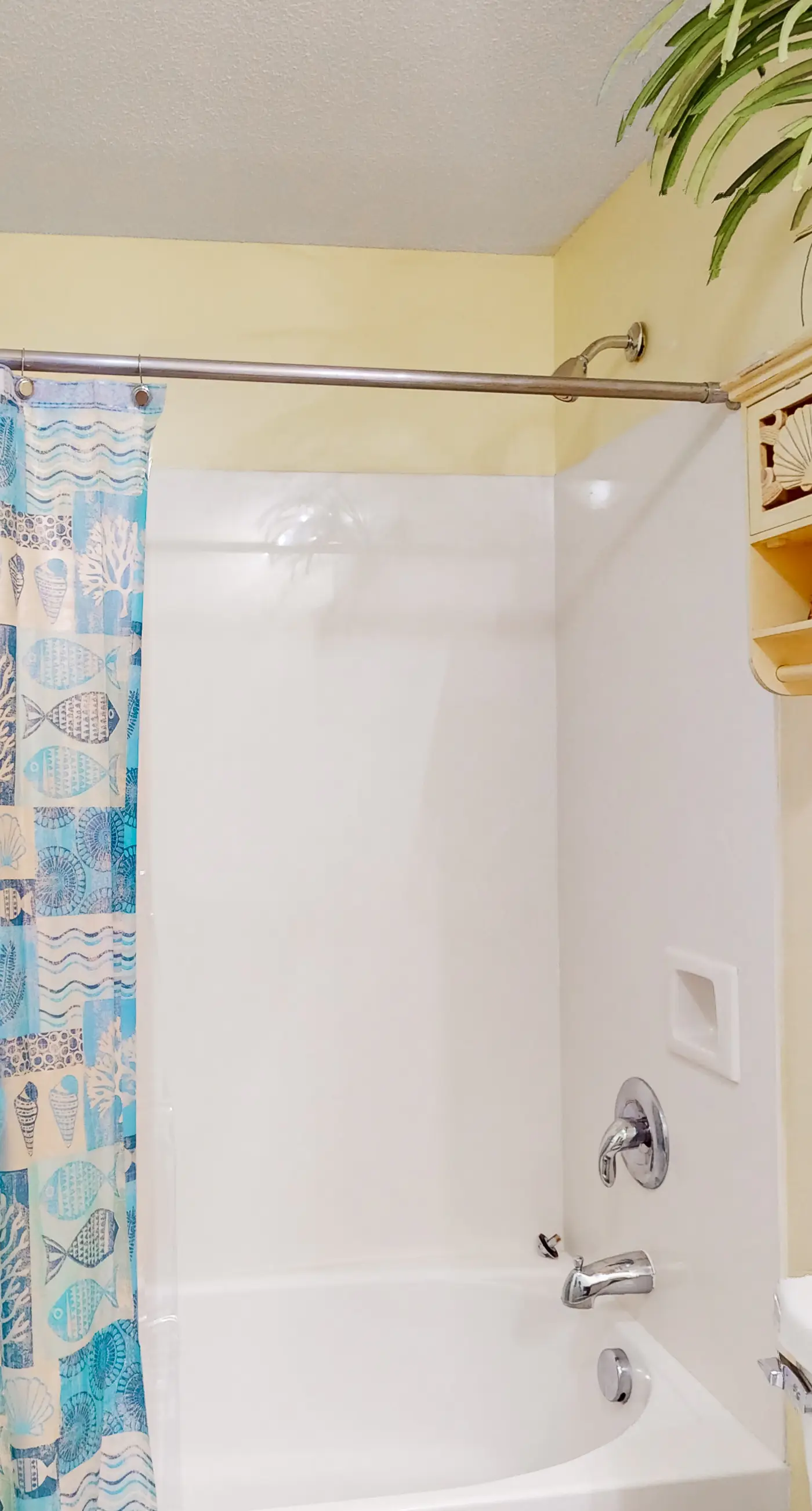 Beachfront 20th-floor condo with heated pools, hot tubs, balcony & Gulf views