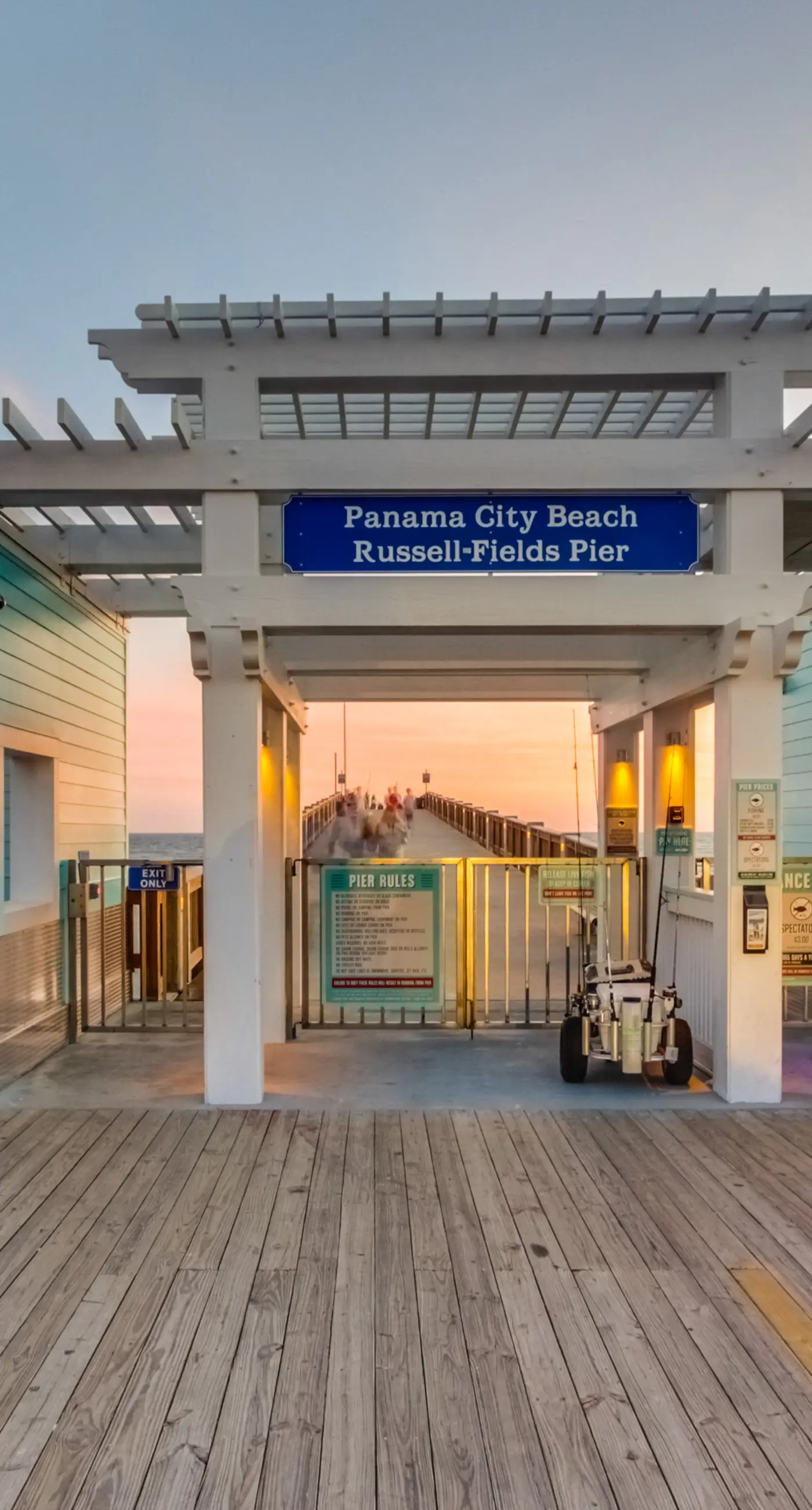 Beachfront 20th-floor condo with heated pools, hot tubs, balcony & Gulf views