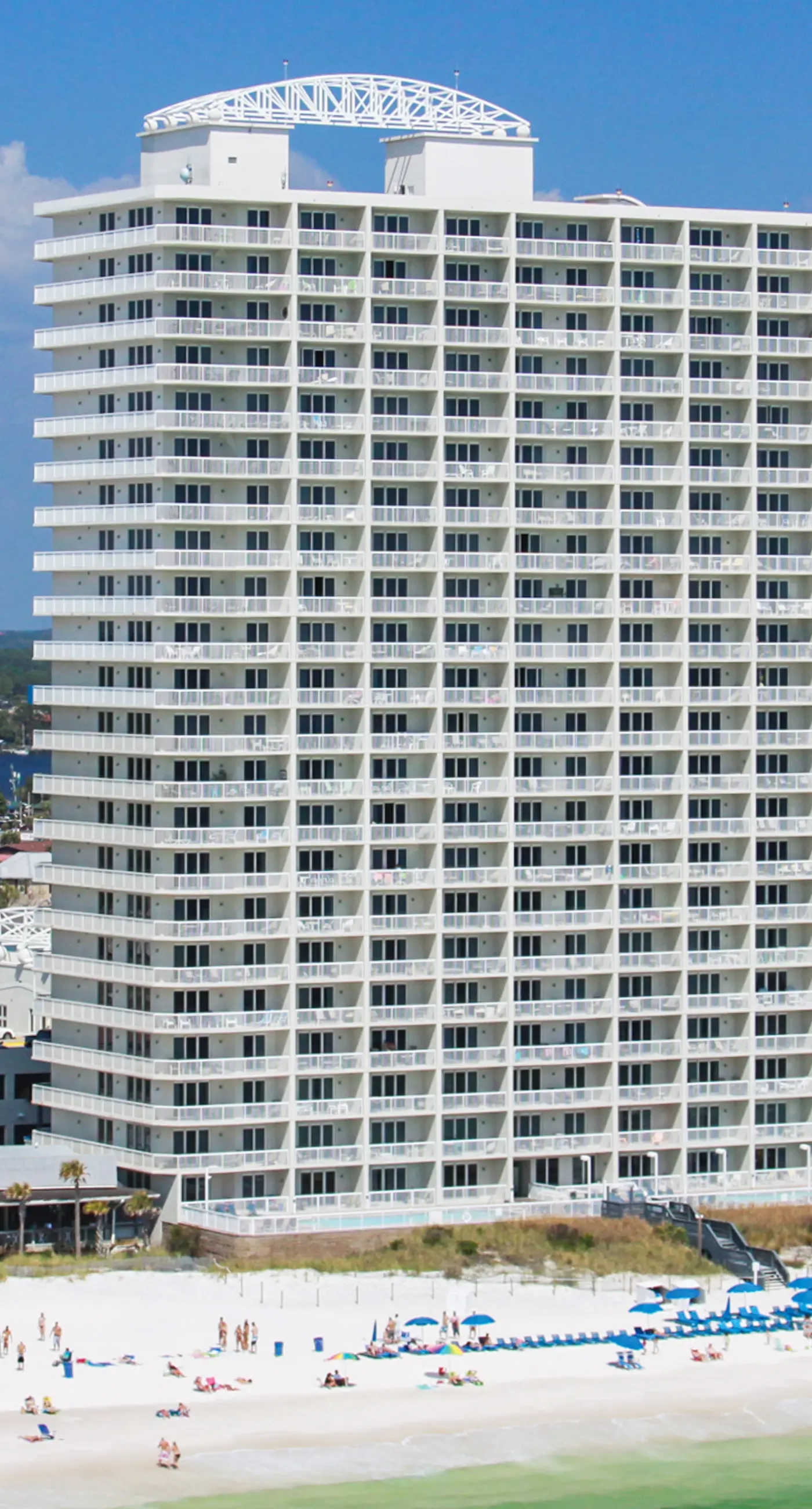 Beachfront 20th-floor condo with heated pools, hot tubs, balcony & Gulf views