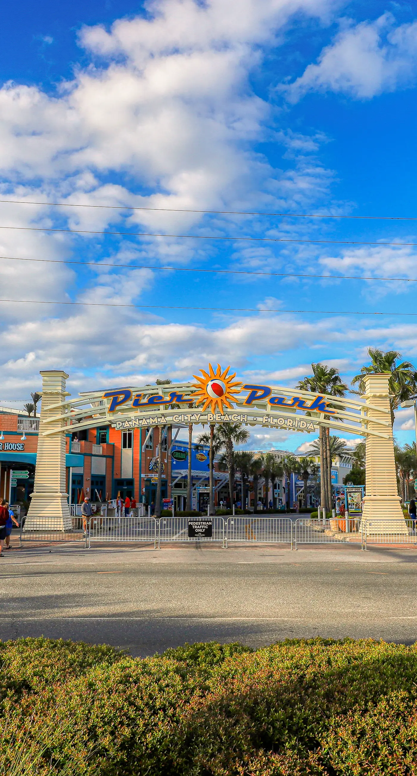 Beachfront 20th-floor condo with heated pools, hot tubs, balcony & Gulf views