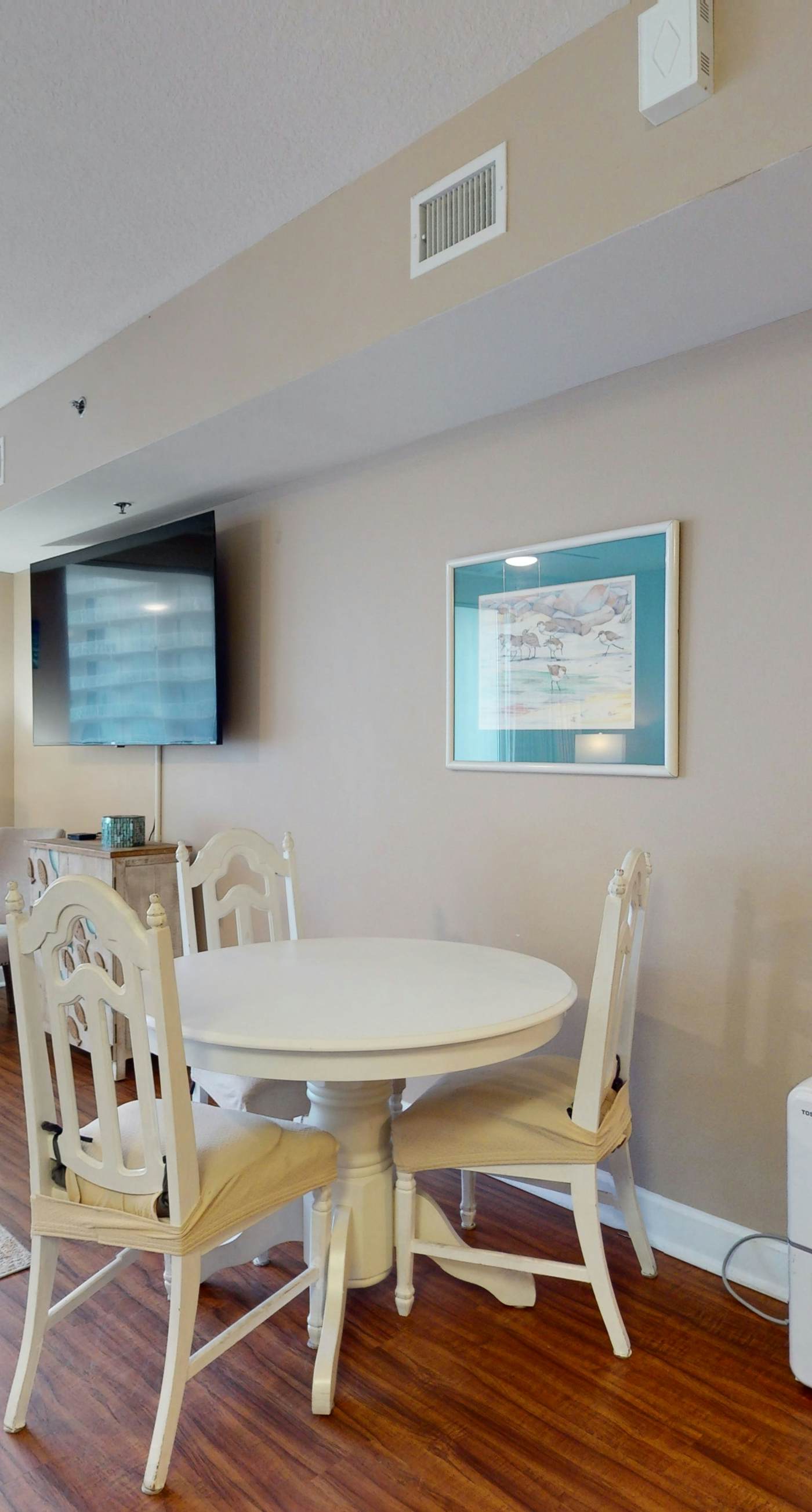 Lovely condo on Gulf with beach, pools, hot tub, & balcony