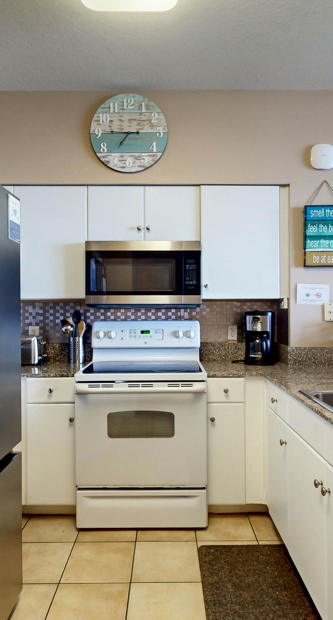 Lovely condo on Gulf with beach, pools, hot tub, & balcony