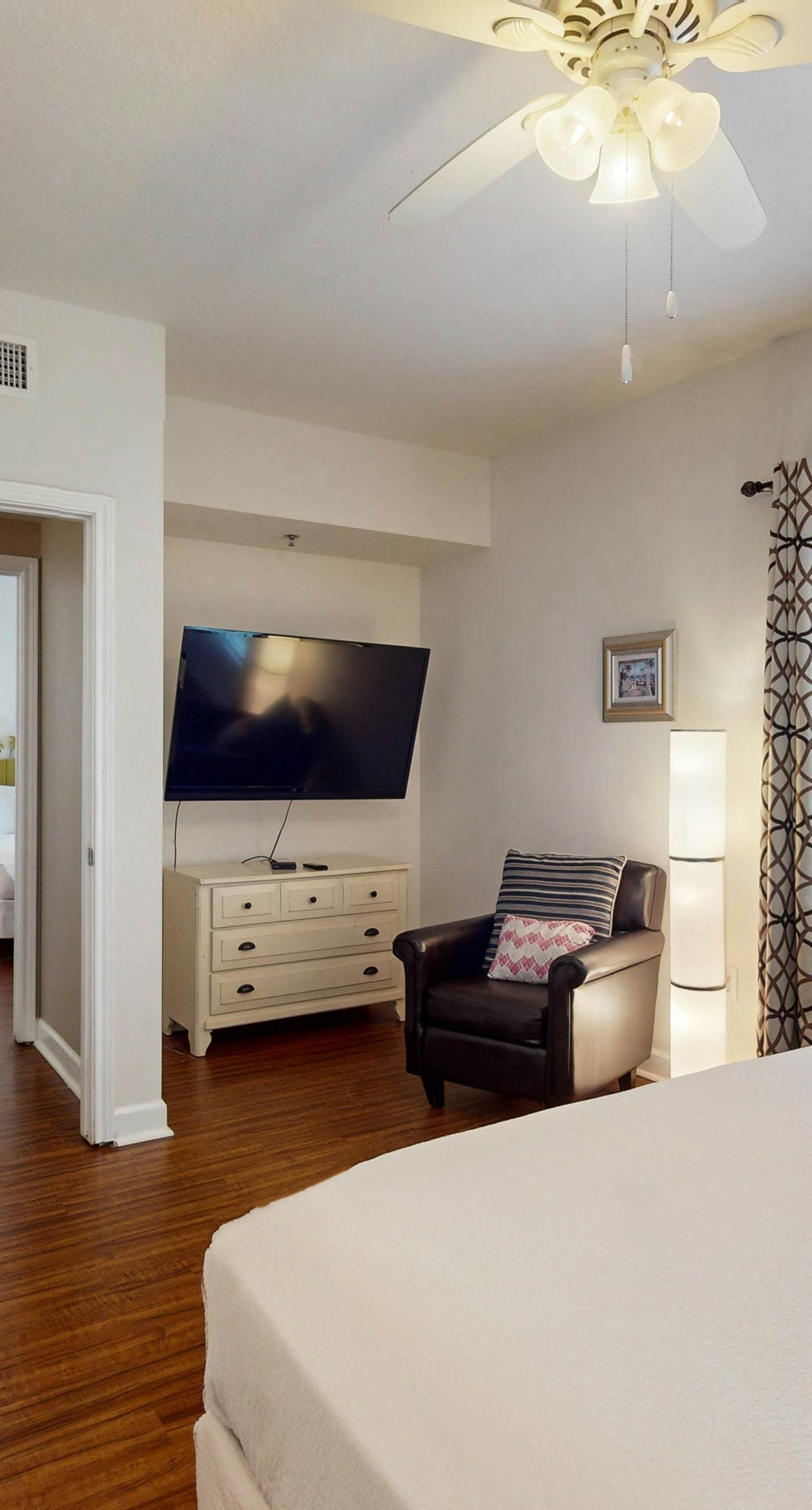 Lovely condo on Gulf with beach, pools, hot tub, & balcony