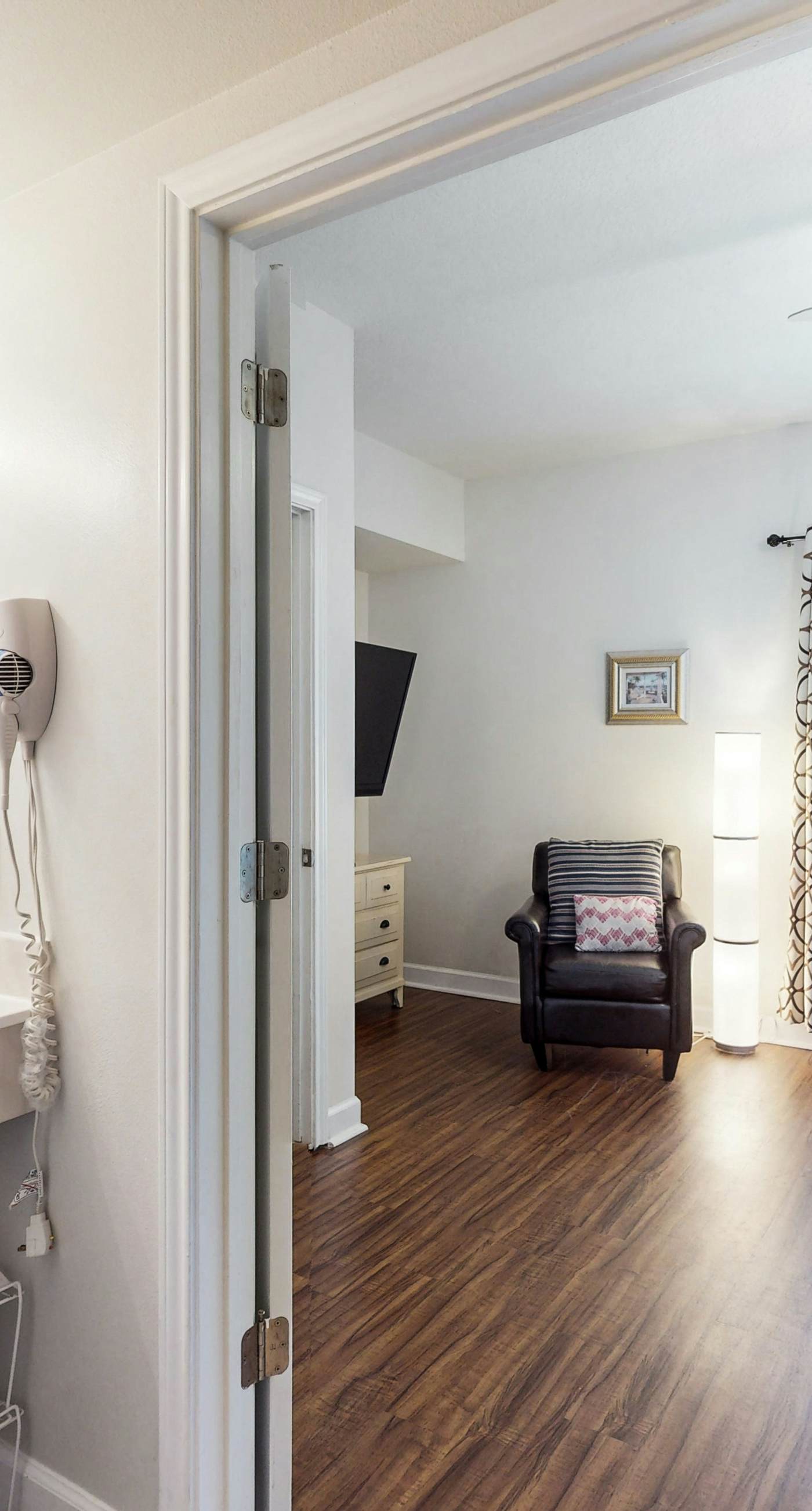 Lovely condo on Gulf with beach, pools, hot tub, & balcony