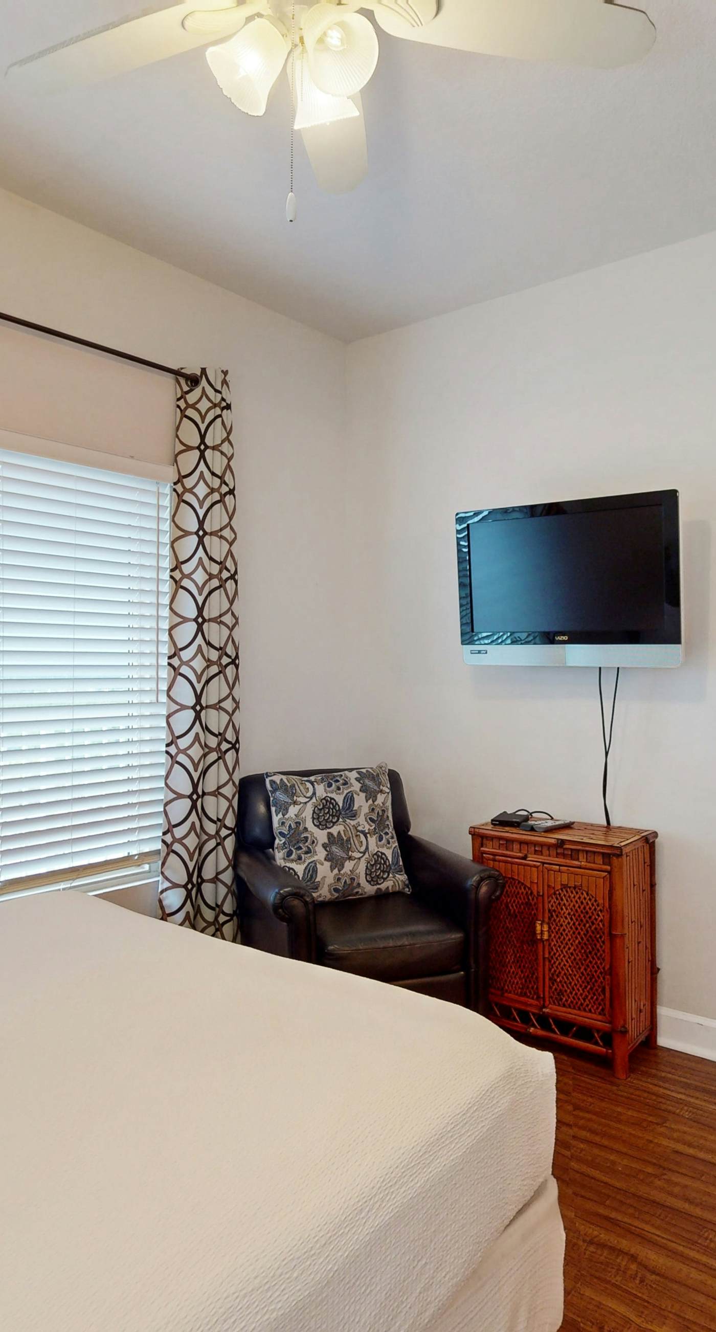 Lovely condo on Gulf with beach, pools, hot tub, & balcony