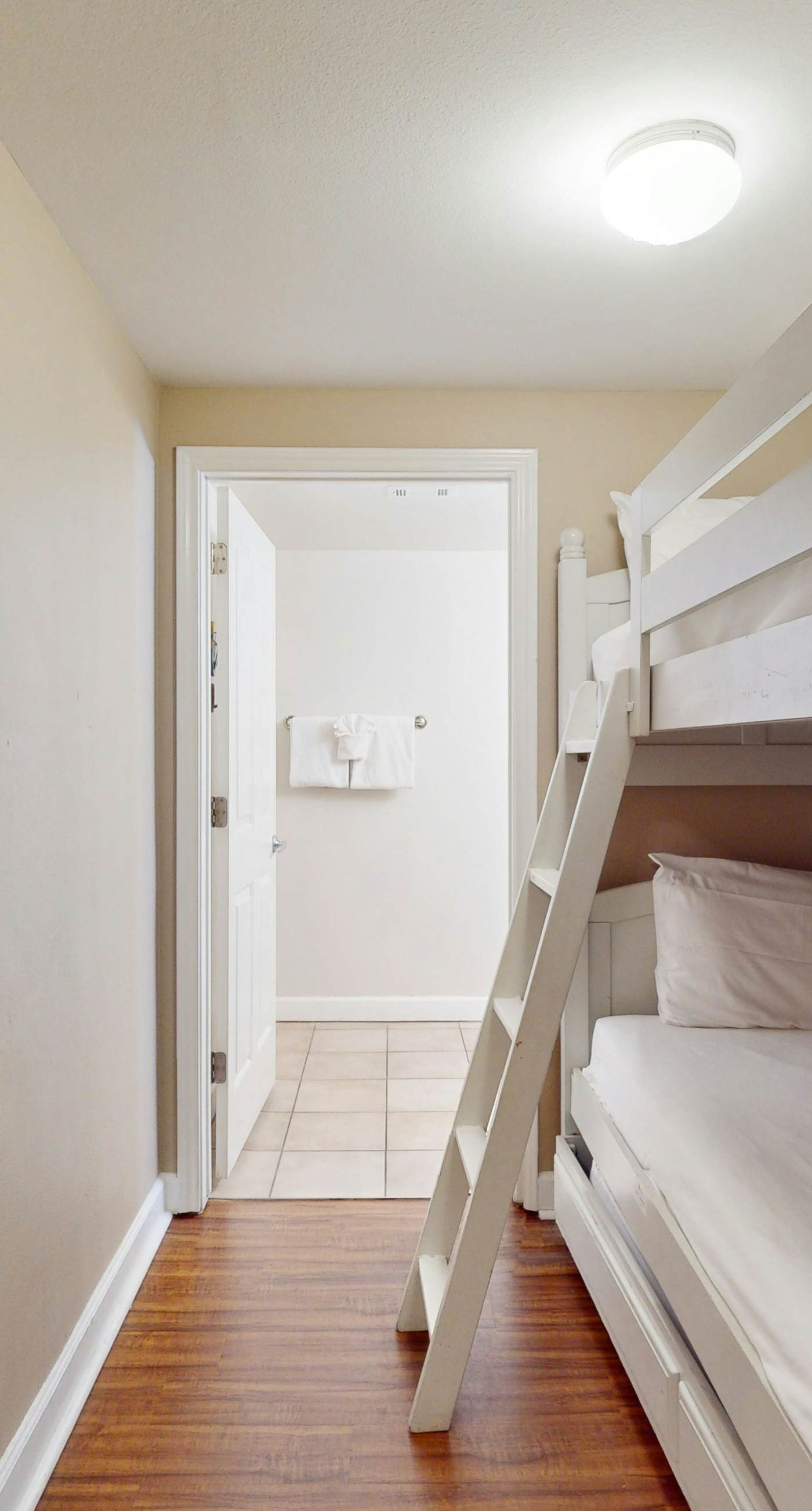 Lovely condo on Gulf with beach, pools, hot tub, & balcony