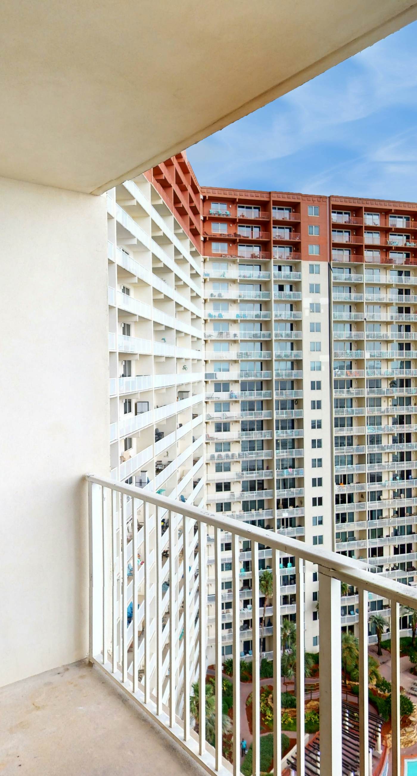 Lovely condo on Gulf with beach, pools, hot tub, & balcony