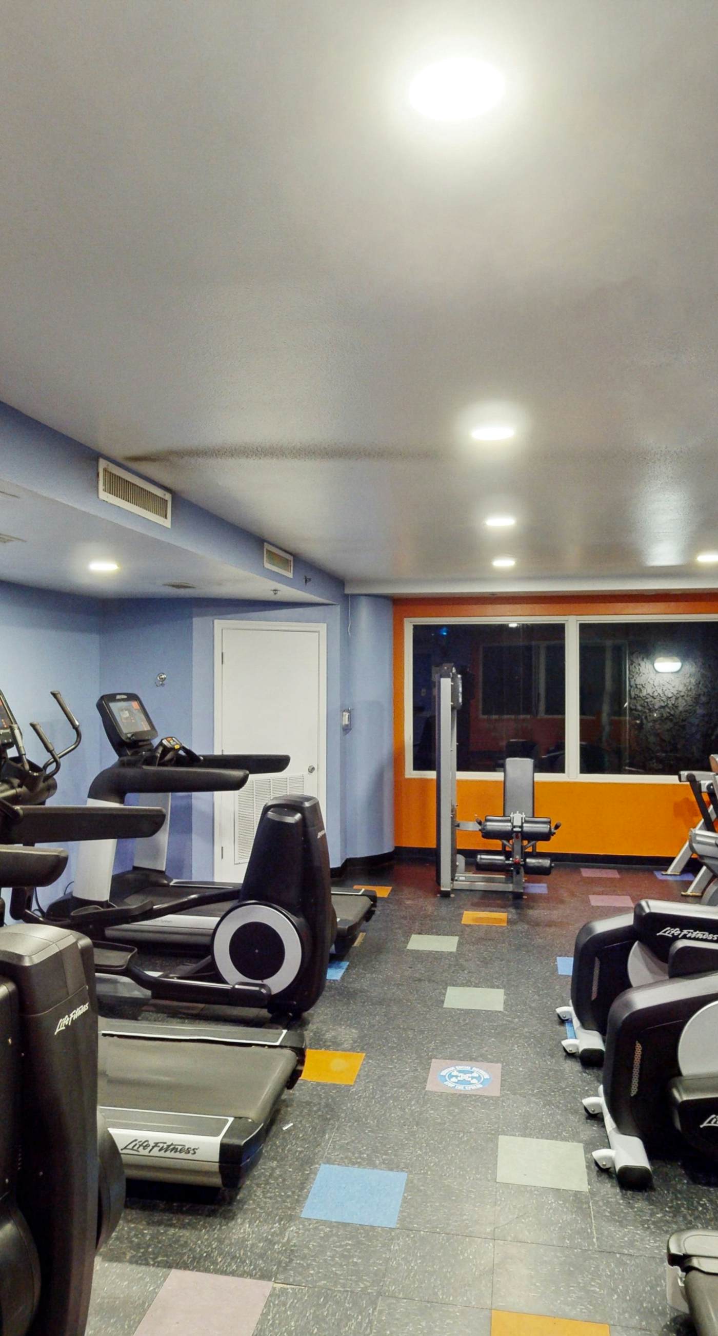 Lovely condo on Gulf with beach, pools, hot tub, & balcony