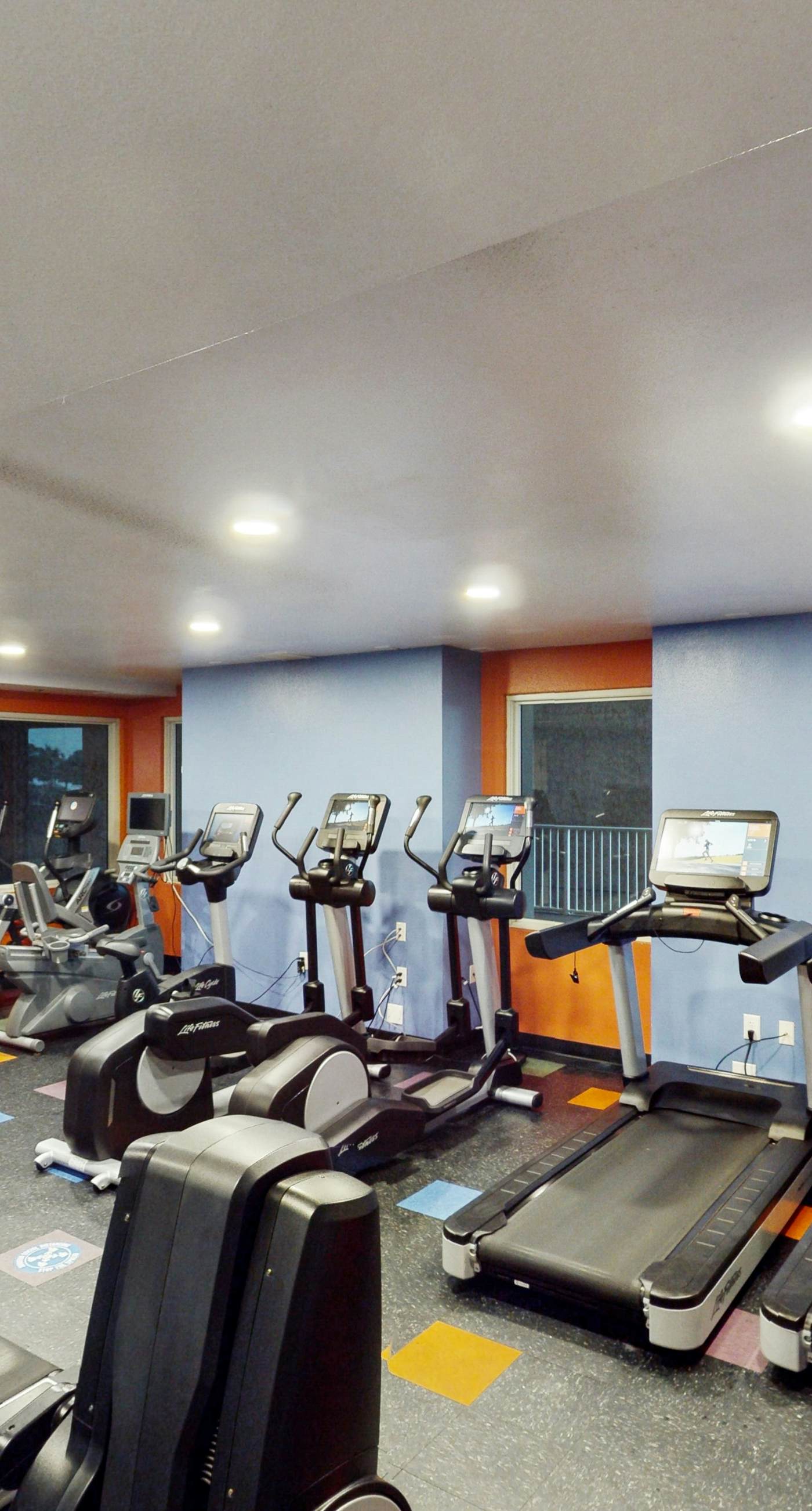 Lovely condo on Gulf with beach, pools, hot tub, & balcony