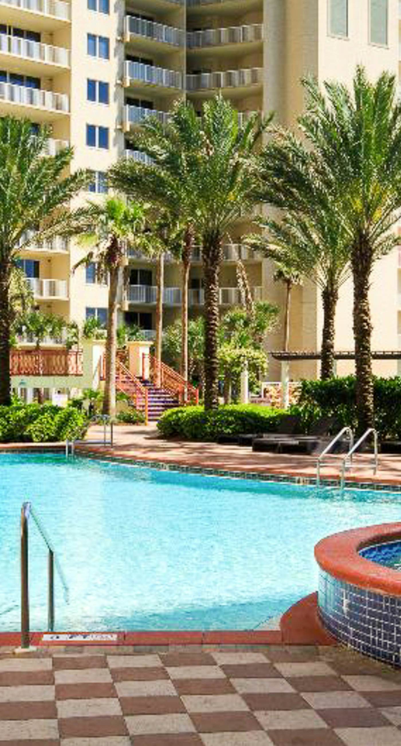 Lovely condo on Gulf with beach, pools, hot tub, & balcony