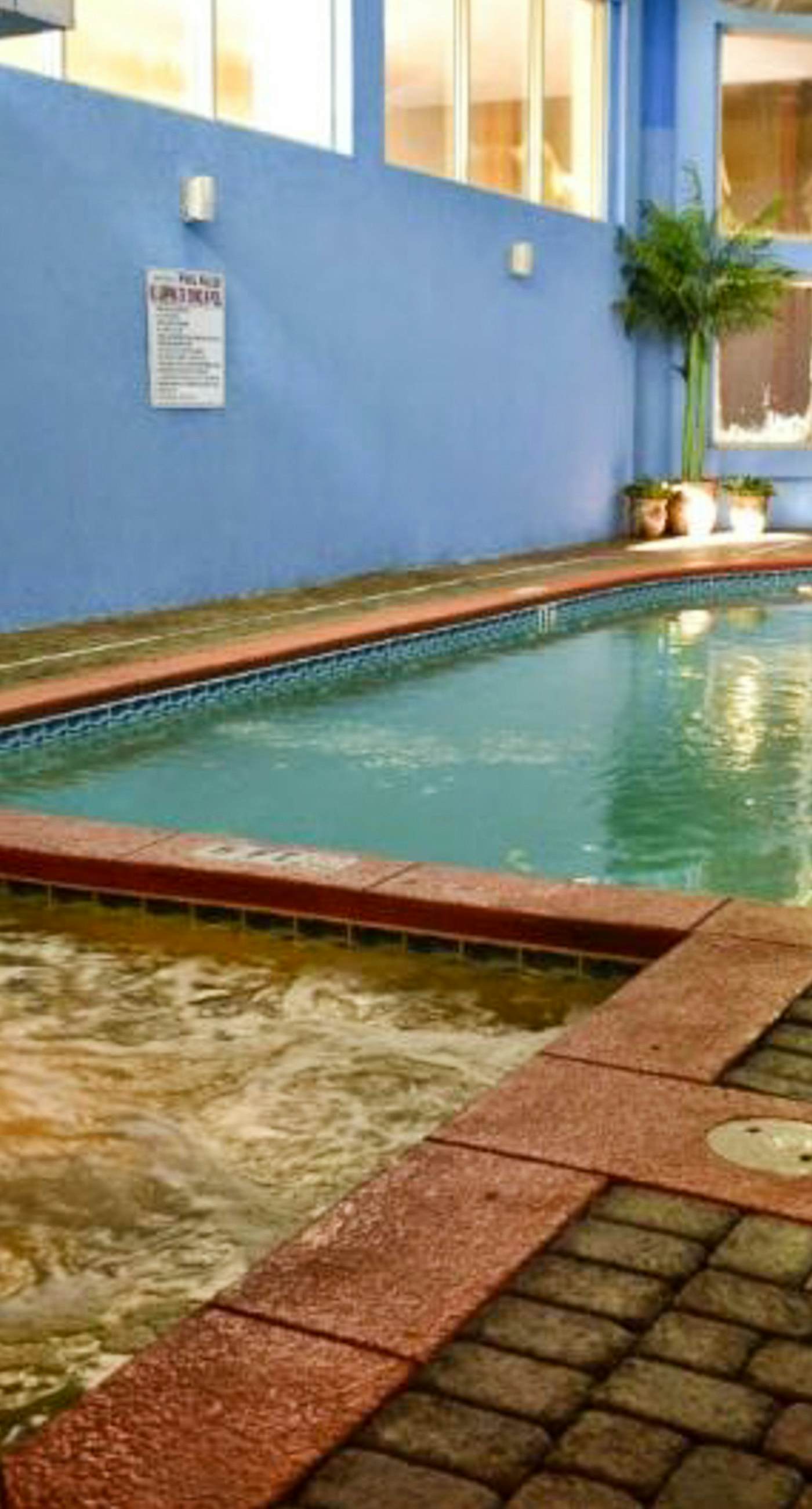 Lovely condo on Gulf with beach, pools, hot tub, & balcony