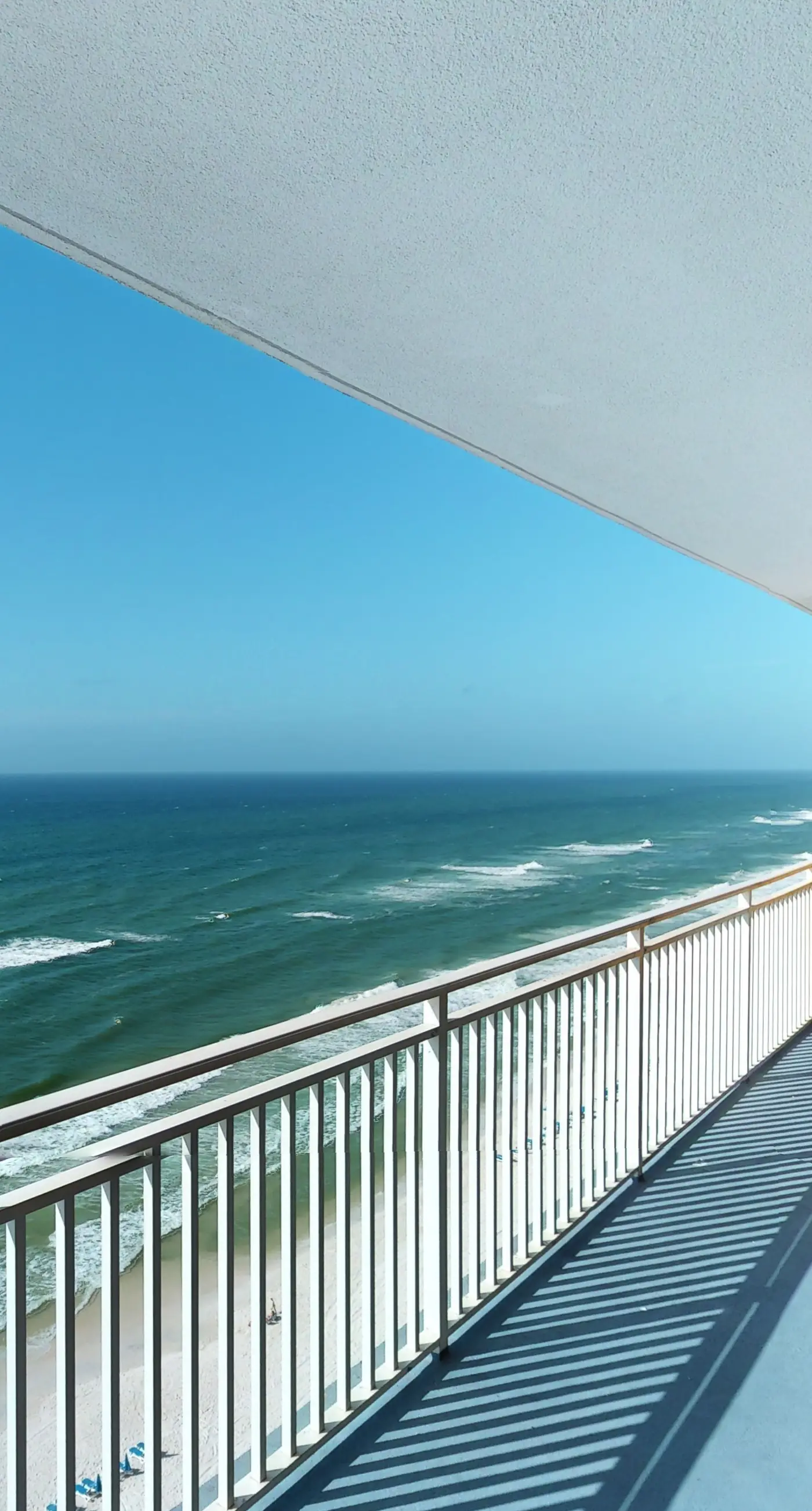 Beachfront Condo, gorgeous views, shared pool and beach access