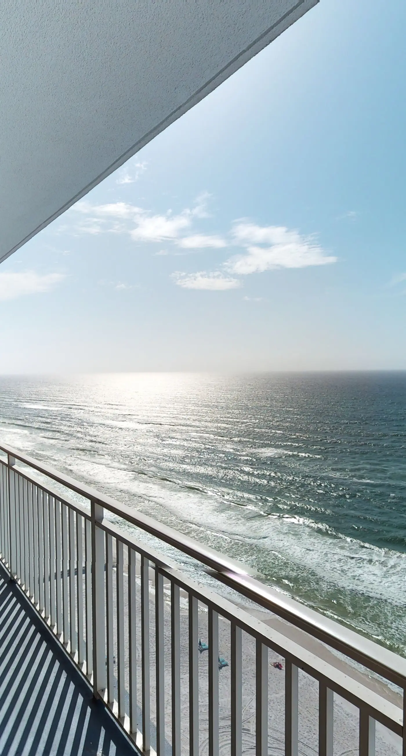 Beachfront Condo, gorgeous views, shared pool and beach access
