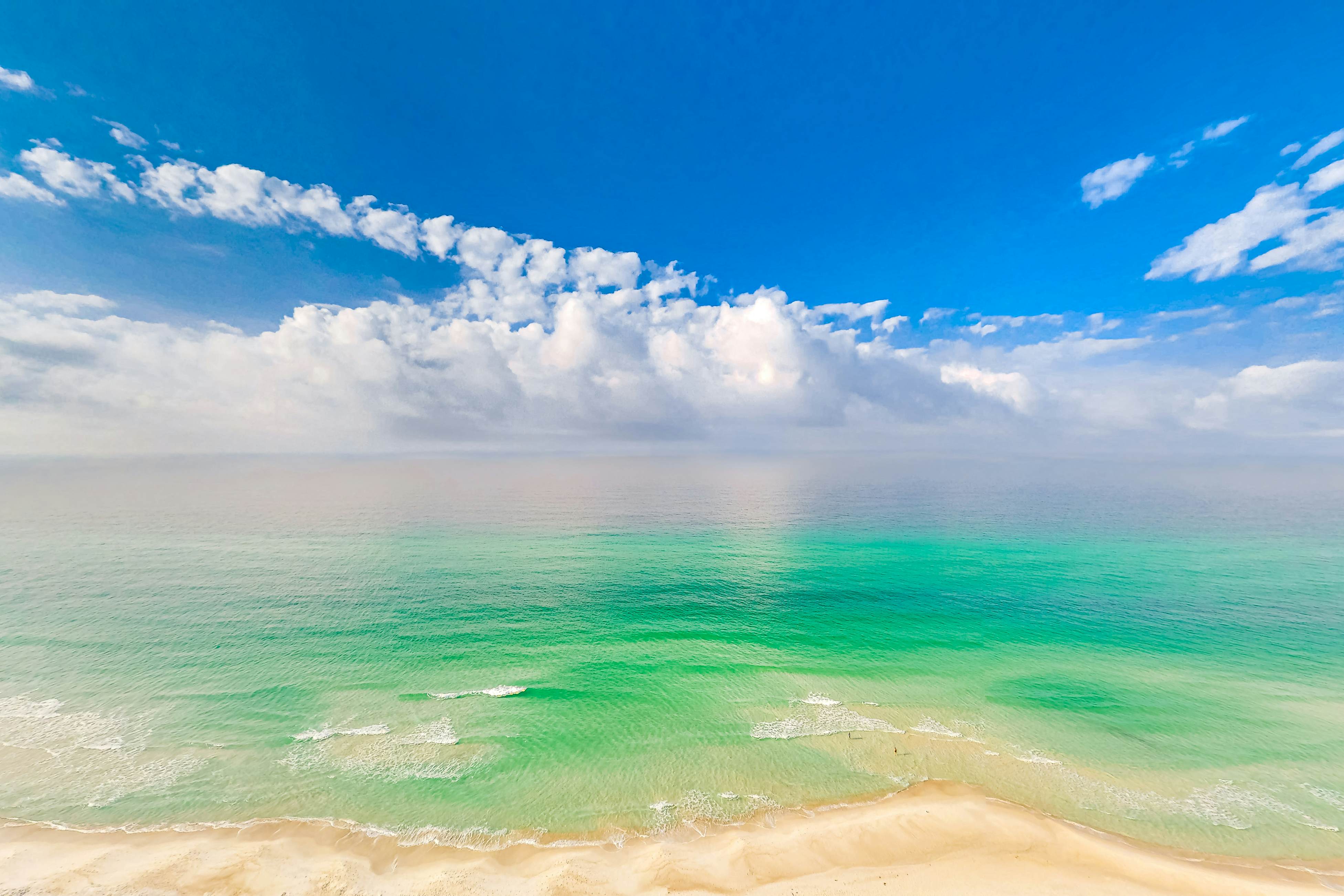 Beachfront, 18th-floor condo with amazing view - pools, water park & hot tub