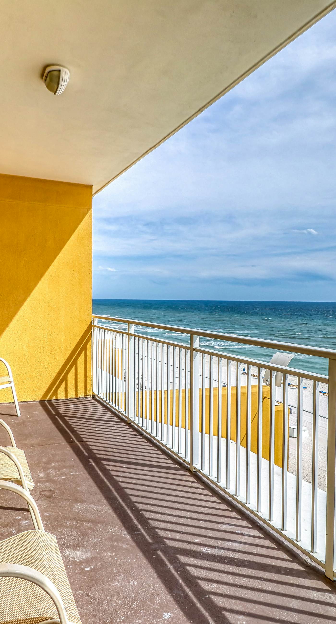 Artsy beach condo with amazing views, bi-level pool & gym - near the beach