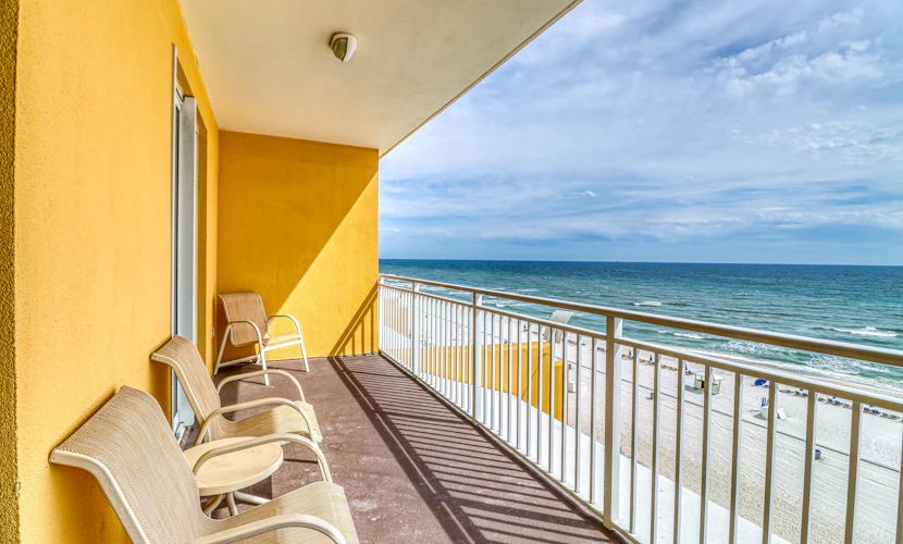 Artsy beach condo with amazing views, bi-level pool & gym - near the beach