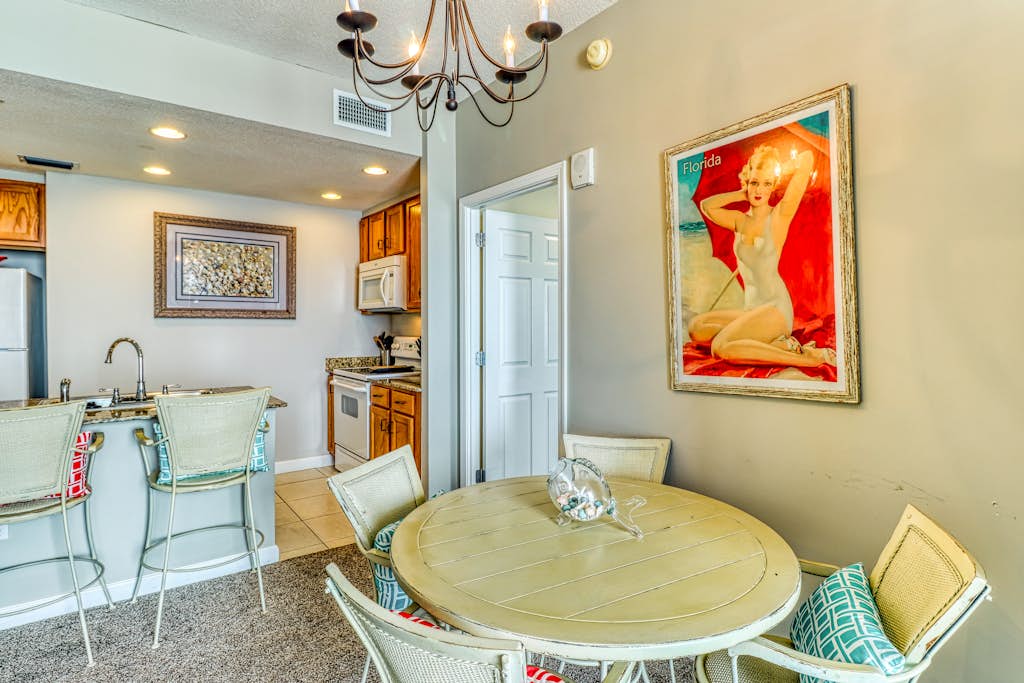 Artsy beach condo with amazing views, bi-level pool & gym - near the beach