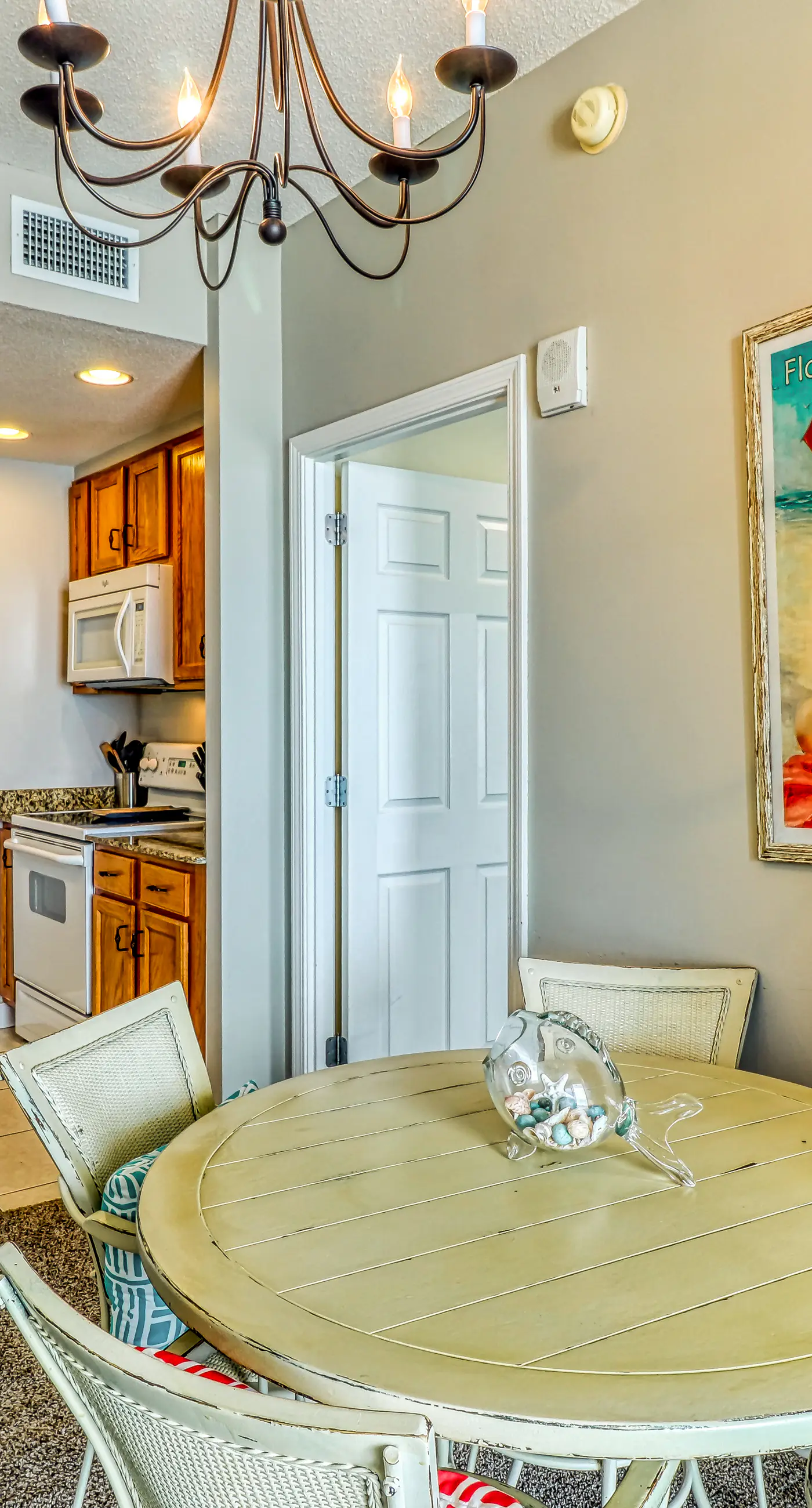 Artsy beach condo with amazing views, bi-level pool & gym - near the beach