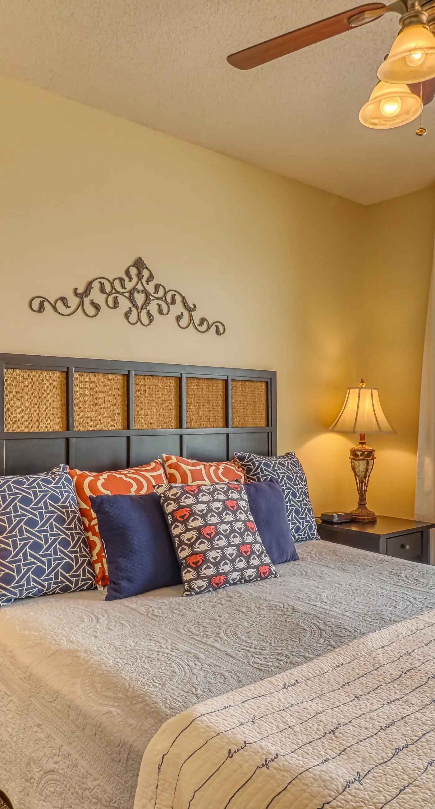 Artsy beach condo with amazing views, bi-level pool & gym - near the beach