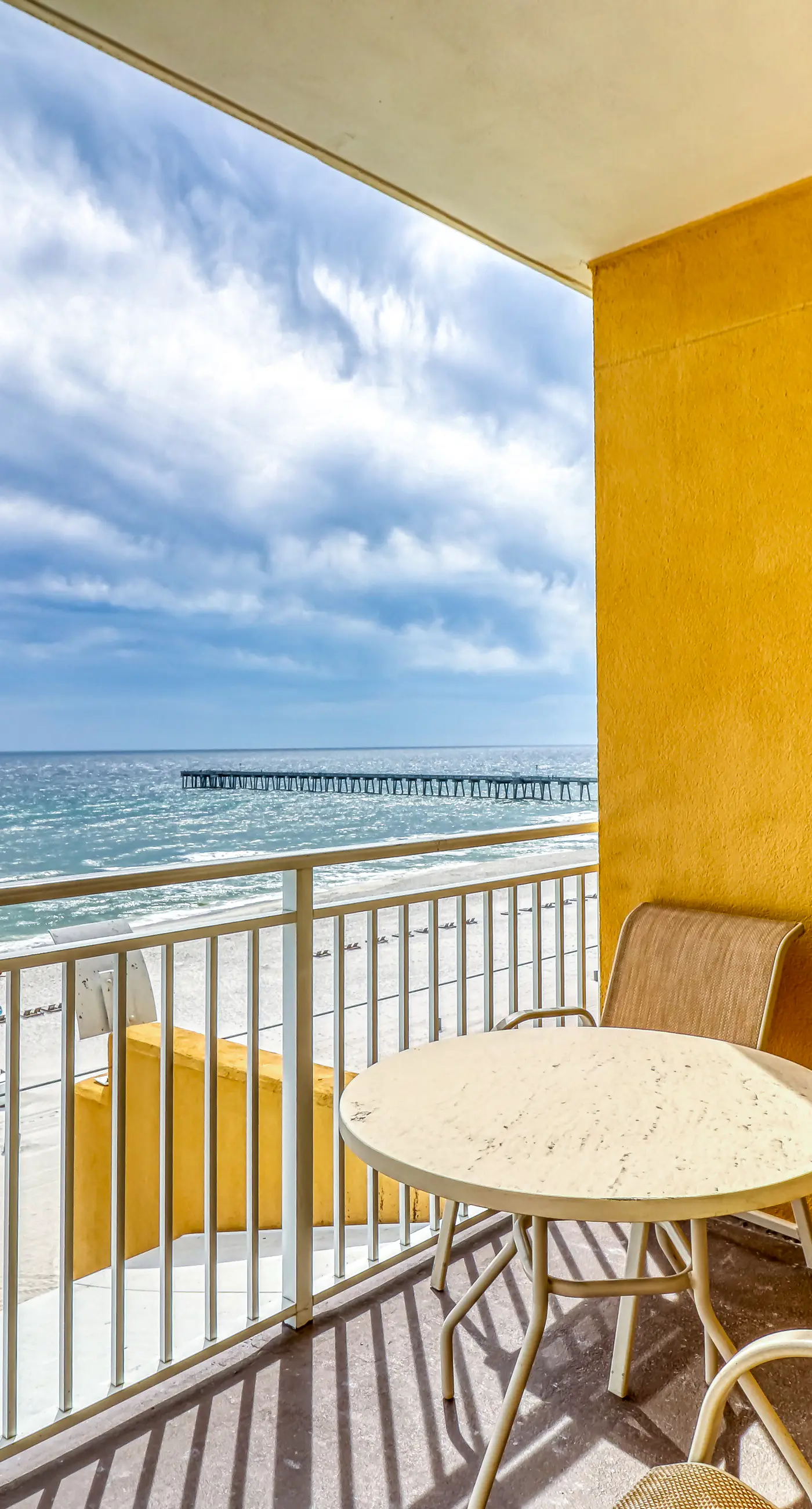 Artsy beach condo with amazing views, bi-level pool & gym - near the beach
