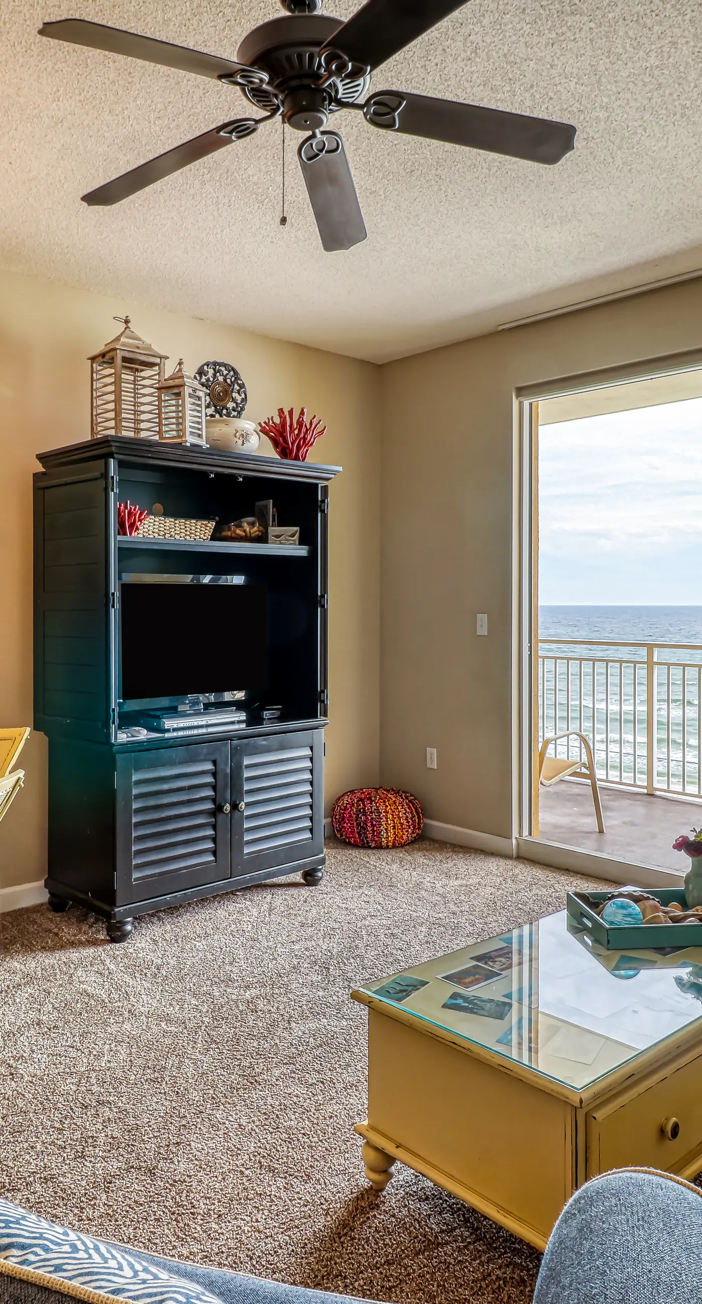 Artsy beach condo with amazing views, bi-level pool & gym - near the beach