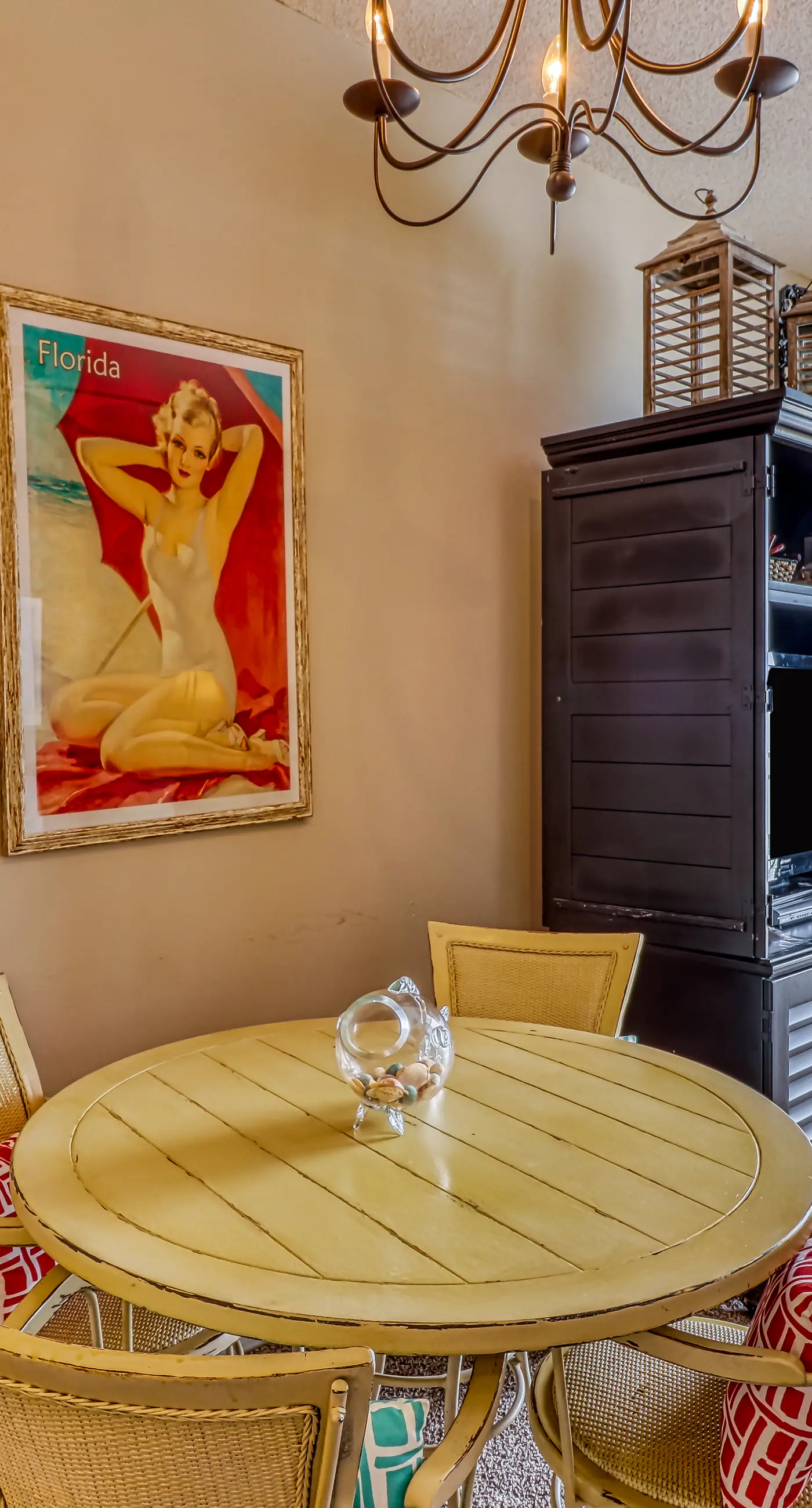 Artsy beach condo with amazing views, bi-level pool & gym - near the beach