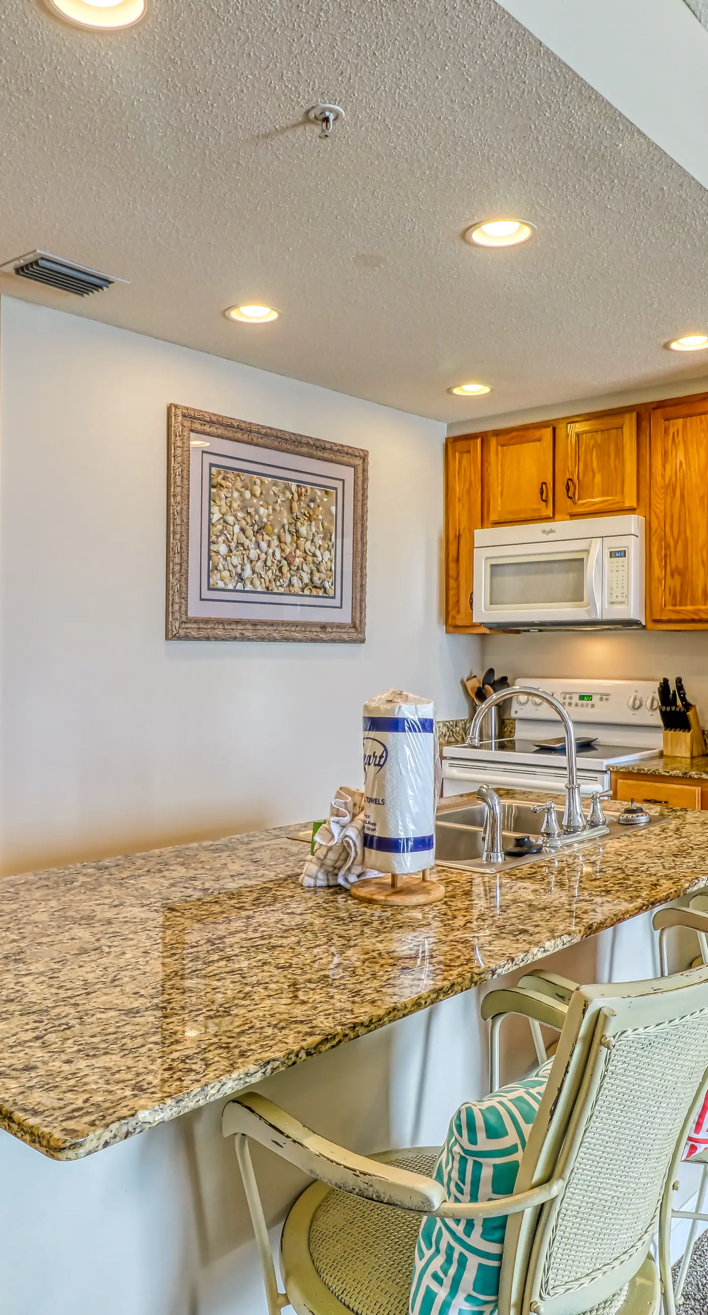 Artsy beach condo with amazing views, bi-level pool & gym - near the beach