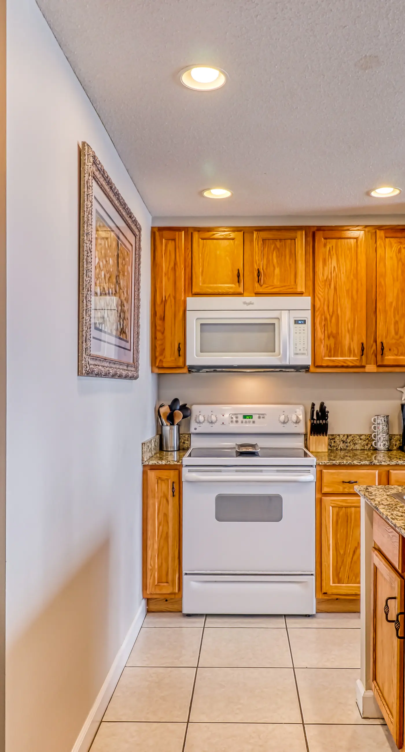 Artsy beach condo with amazing views, bi-level pool & gym - near the beach