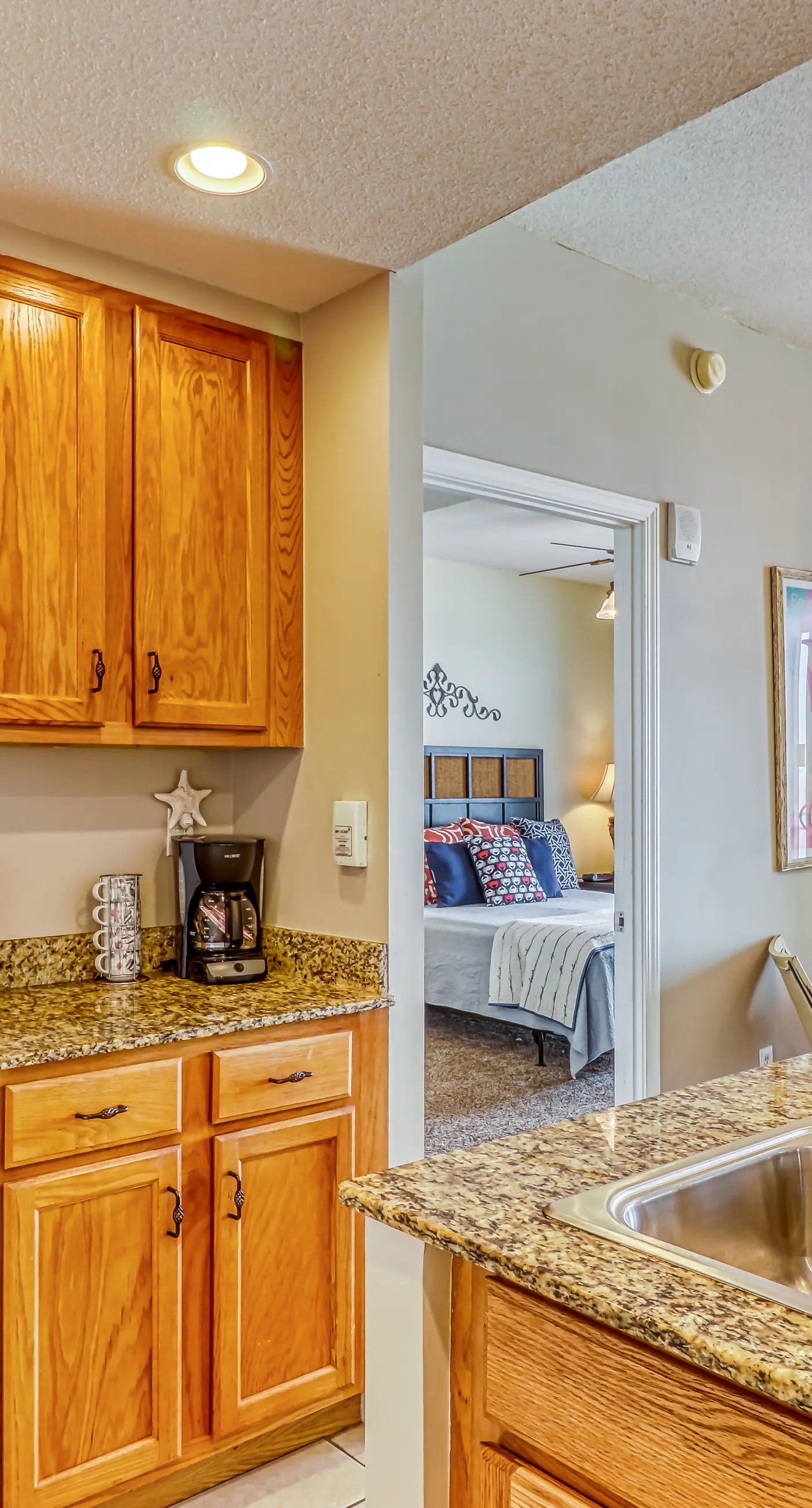 Artsy beach condo with amazing views, bi-level pool & gym - near the beach