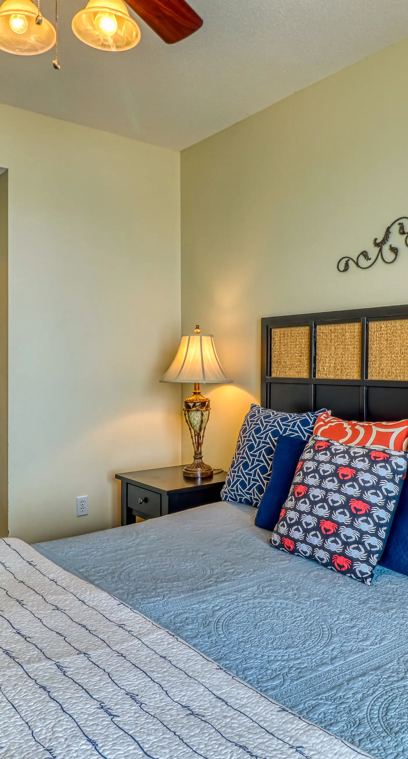 Artsy beach condo with amazing views, bi-level pool & gym - near the beach