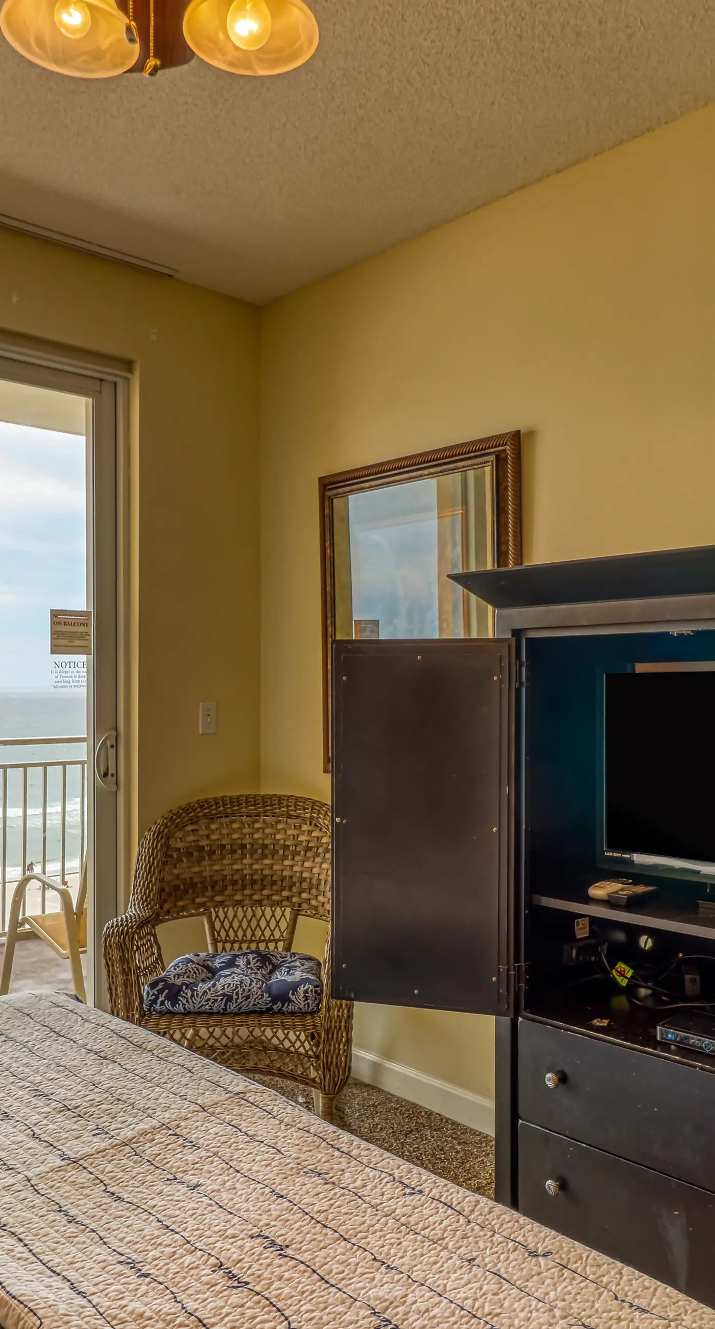 Artsy beach condo with amazing views, bi-level pool & gym - near the beach