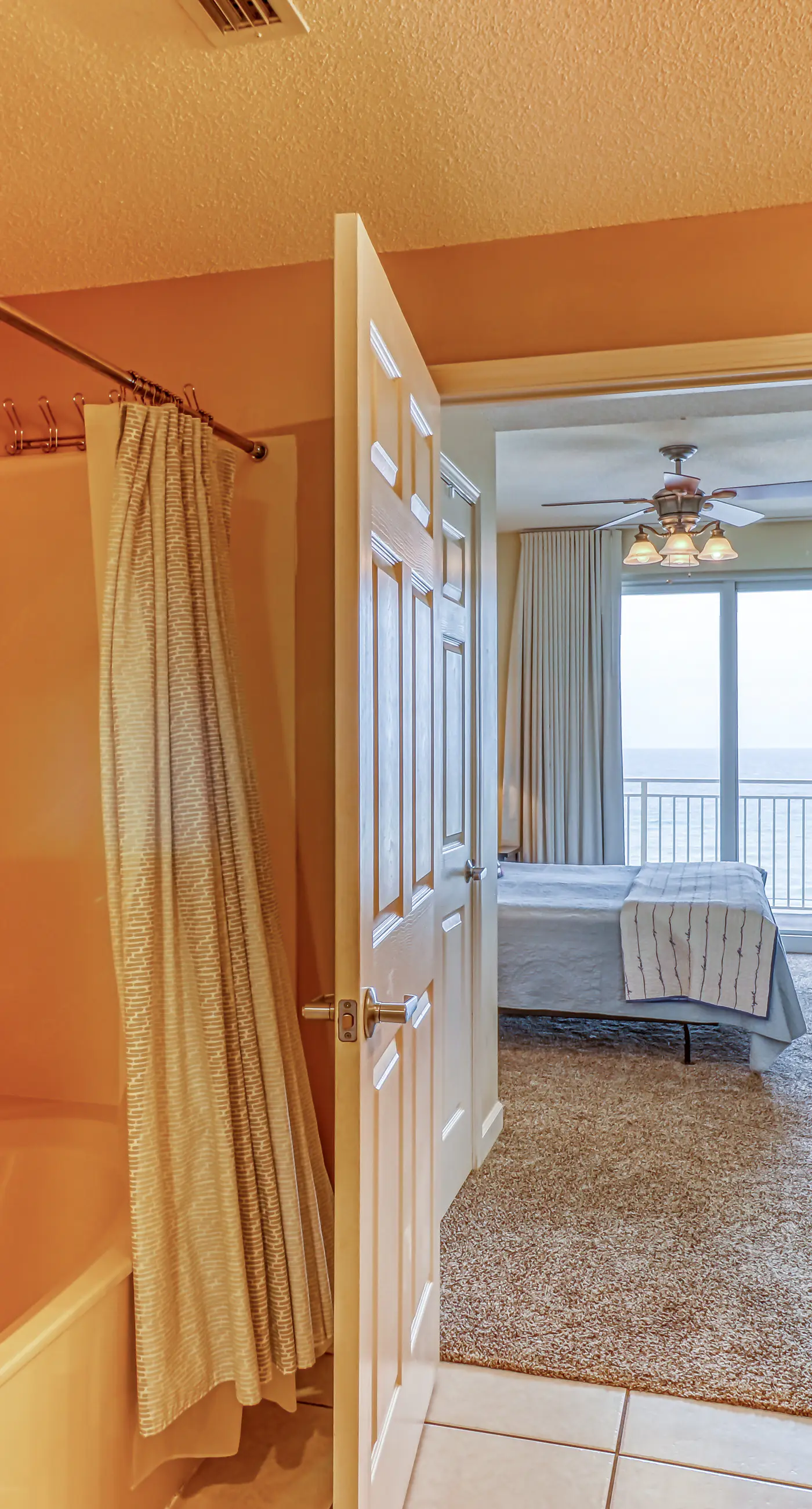 Artsy beach condo with amazing views, bi-level pool & gym - near the beach