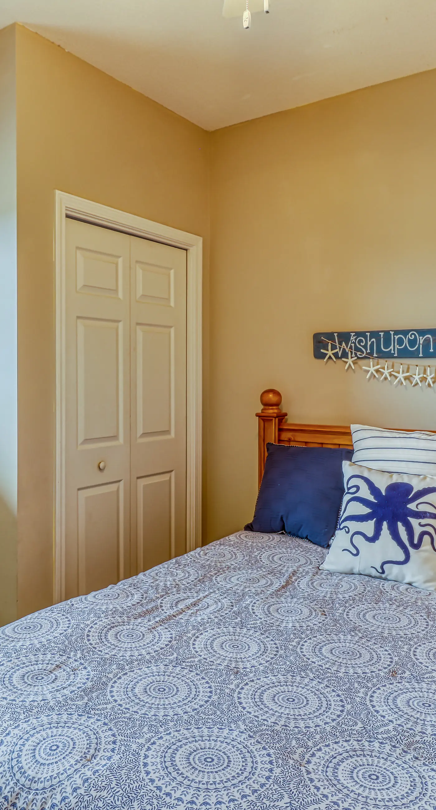 Artsy beach condo with amazing views, bi-level pool & gym - near the beach