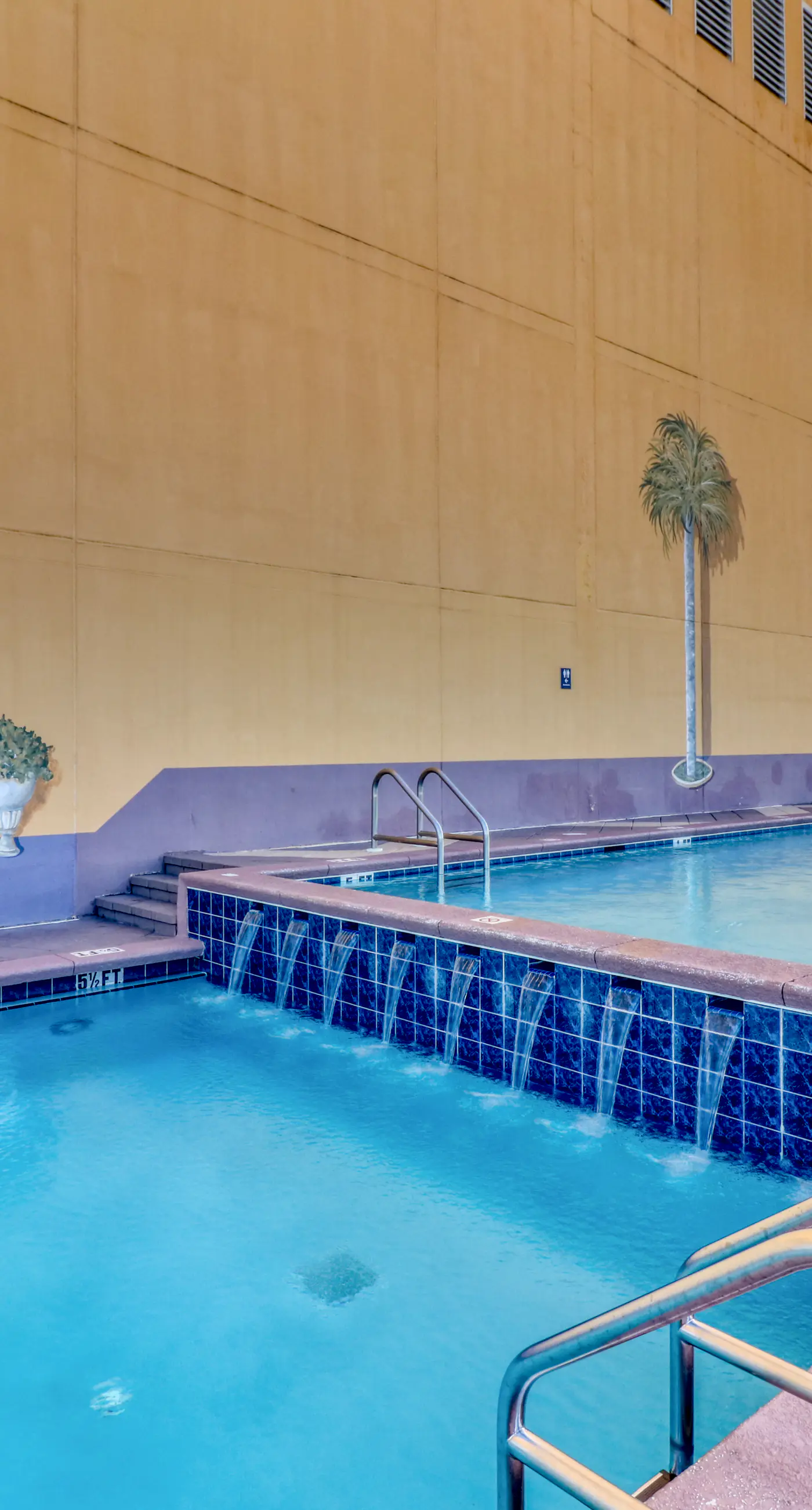 Artsy beach condo with amazing views, bi-level pool & gym - near the beach