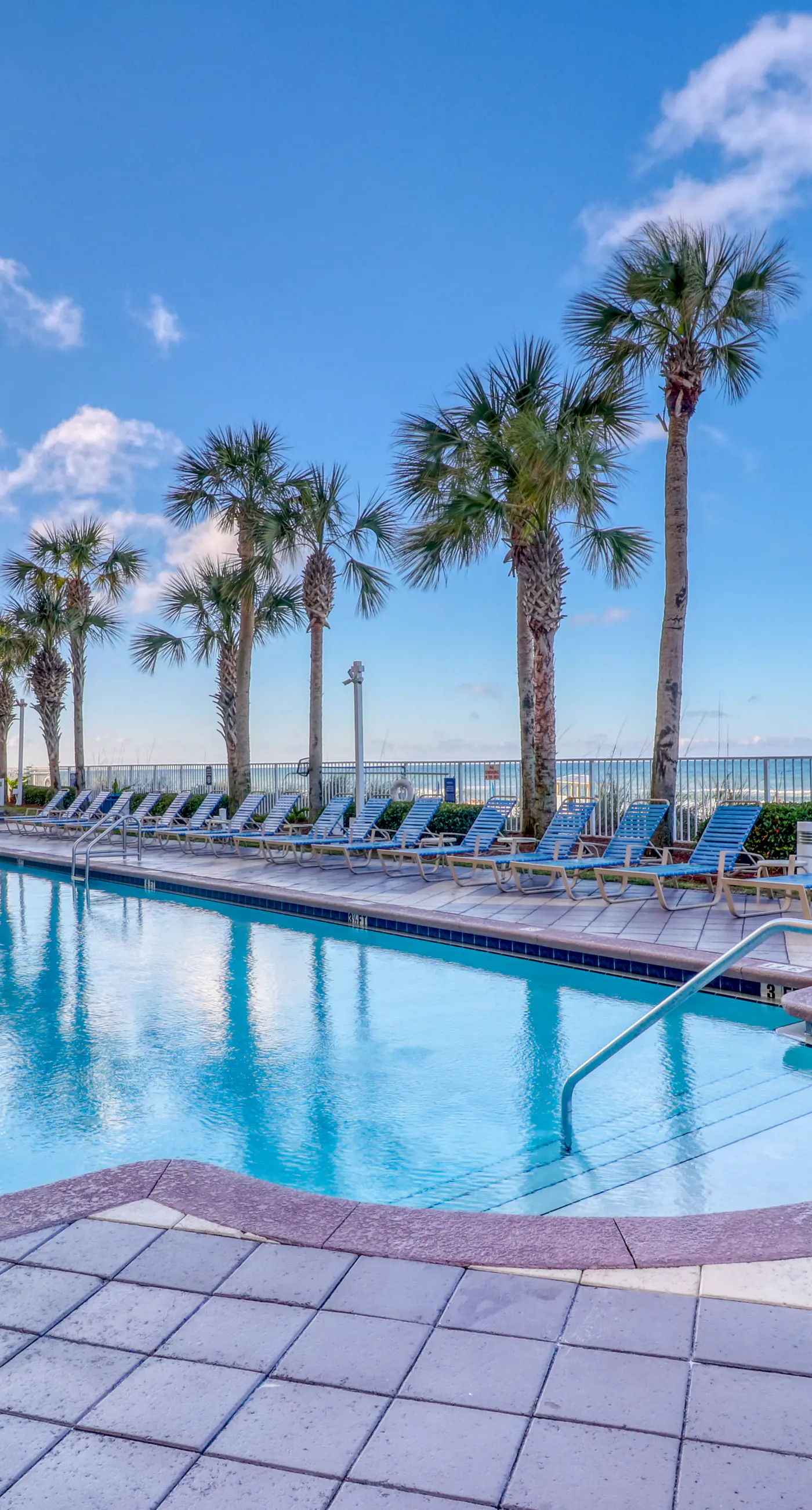 Artsy beach condo with amazing views, bi-level pool & gym - near the beach