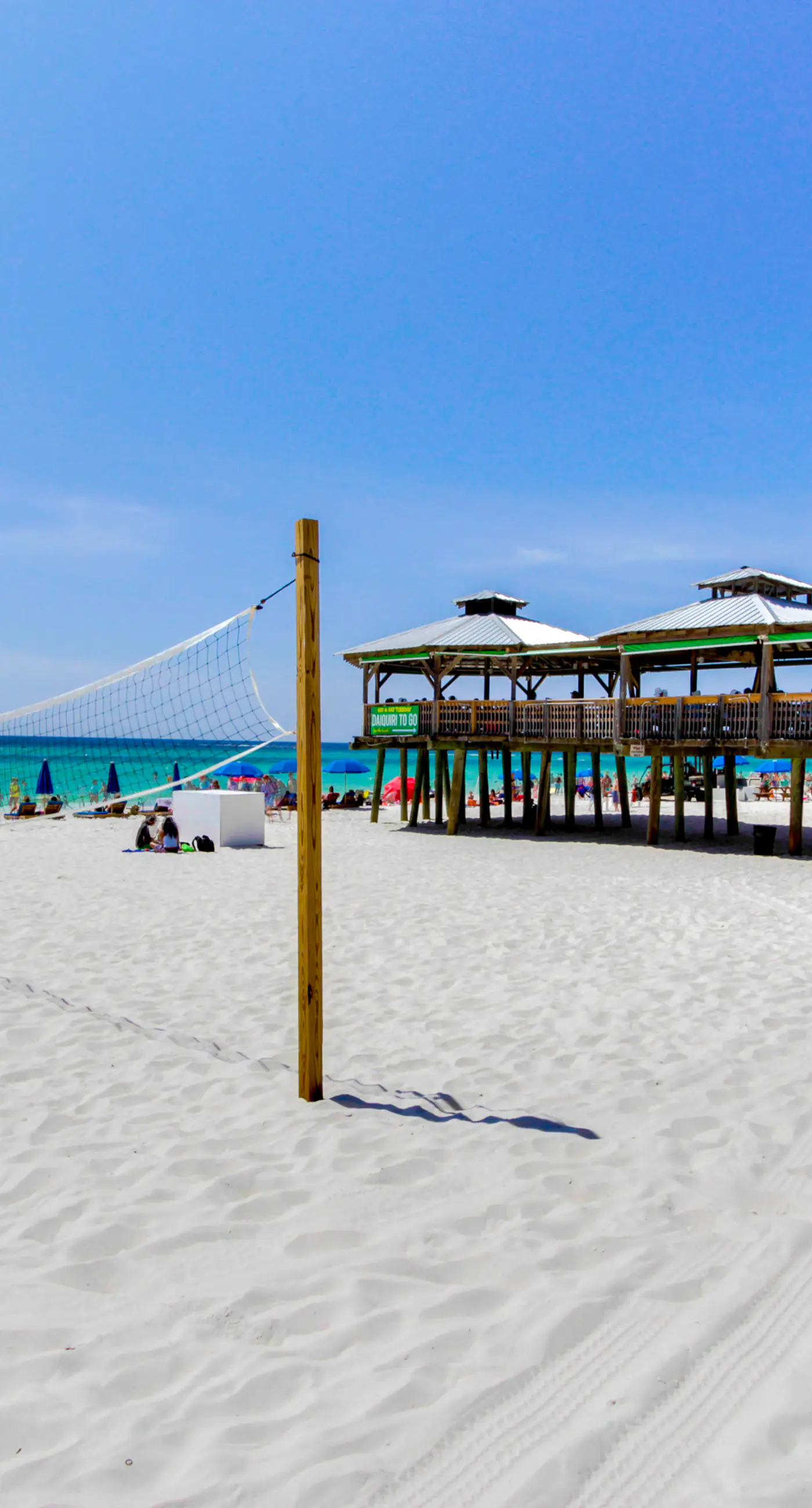 Artsy beach condo with amazing views, bi-level pool & gym - near the beach